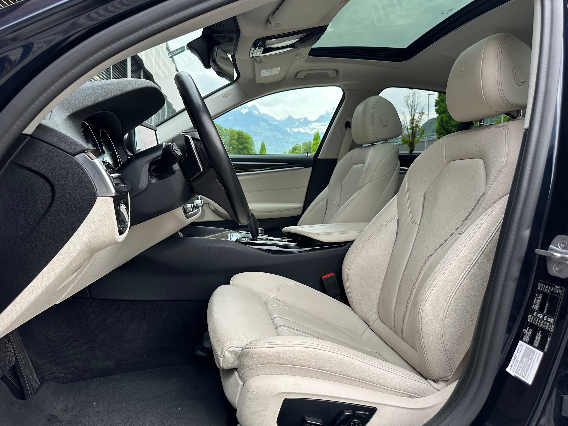 BMW 520d Sport Line *Schiebedach* *M Sport-Räder*-image-11