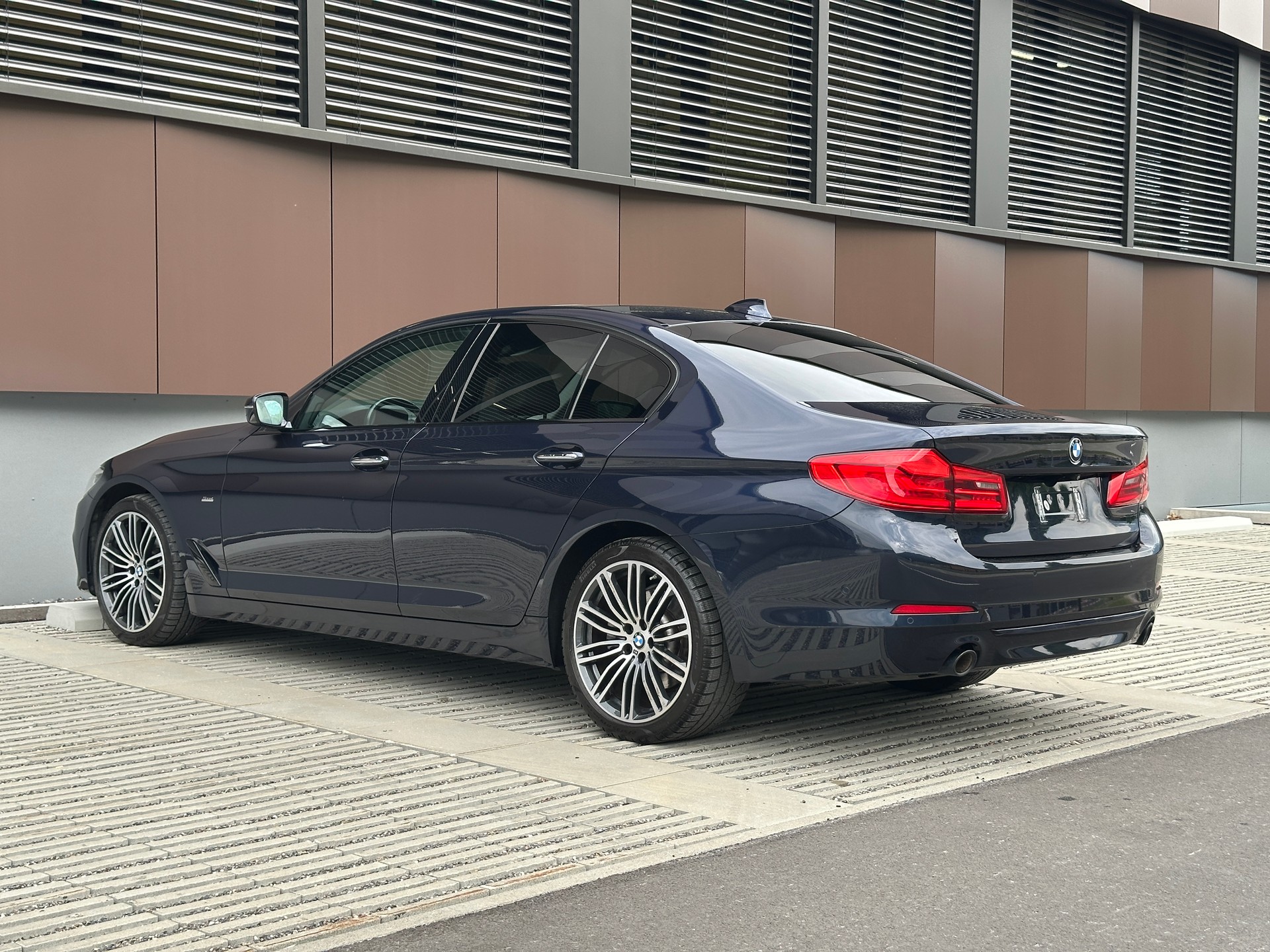 BMW 520d Sport Line *Schiebedach* *M Sport-Räder*-image-3