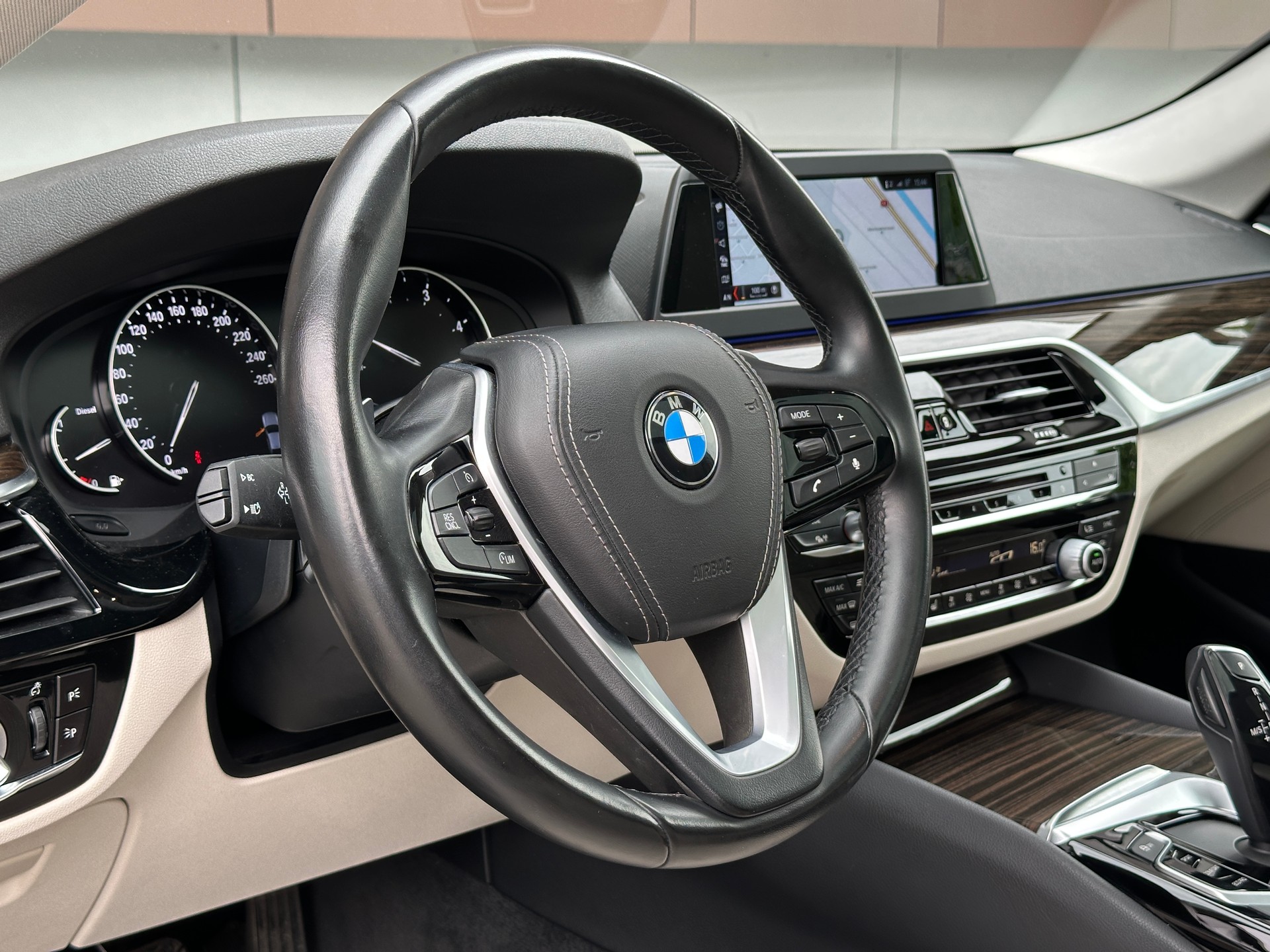 BMW 520d Sport Line *Schiebedach* *M Sport-Räder*-image-14
