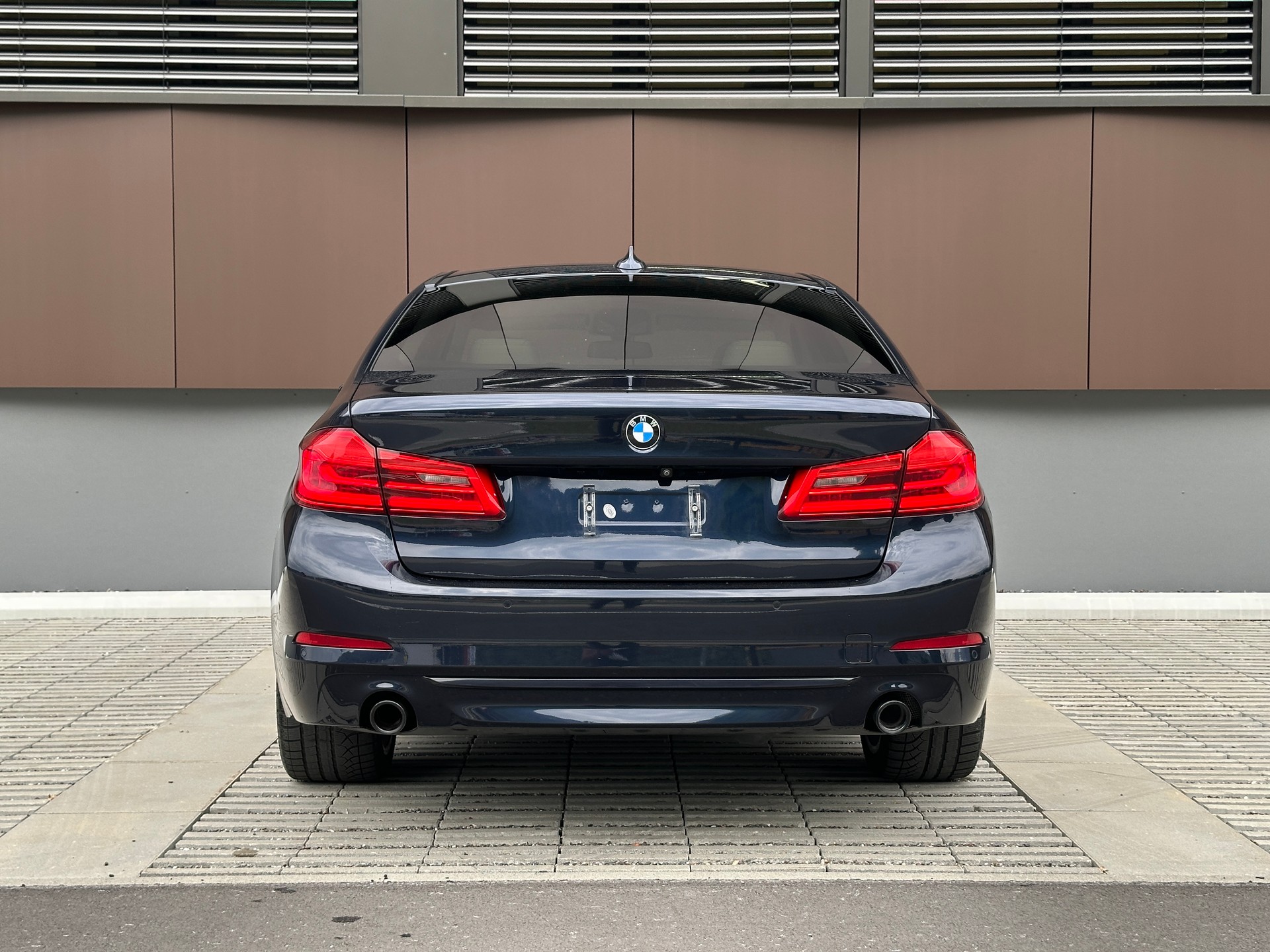 BMW 520d Sport Line *Schiebedach* *M Sport-Räder*-image-4