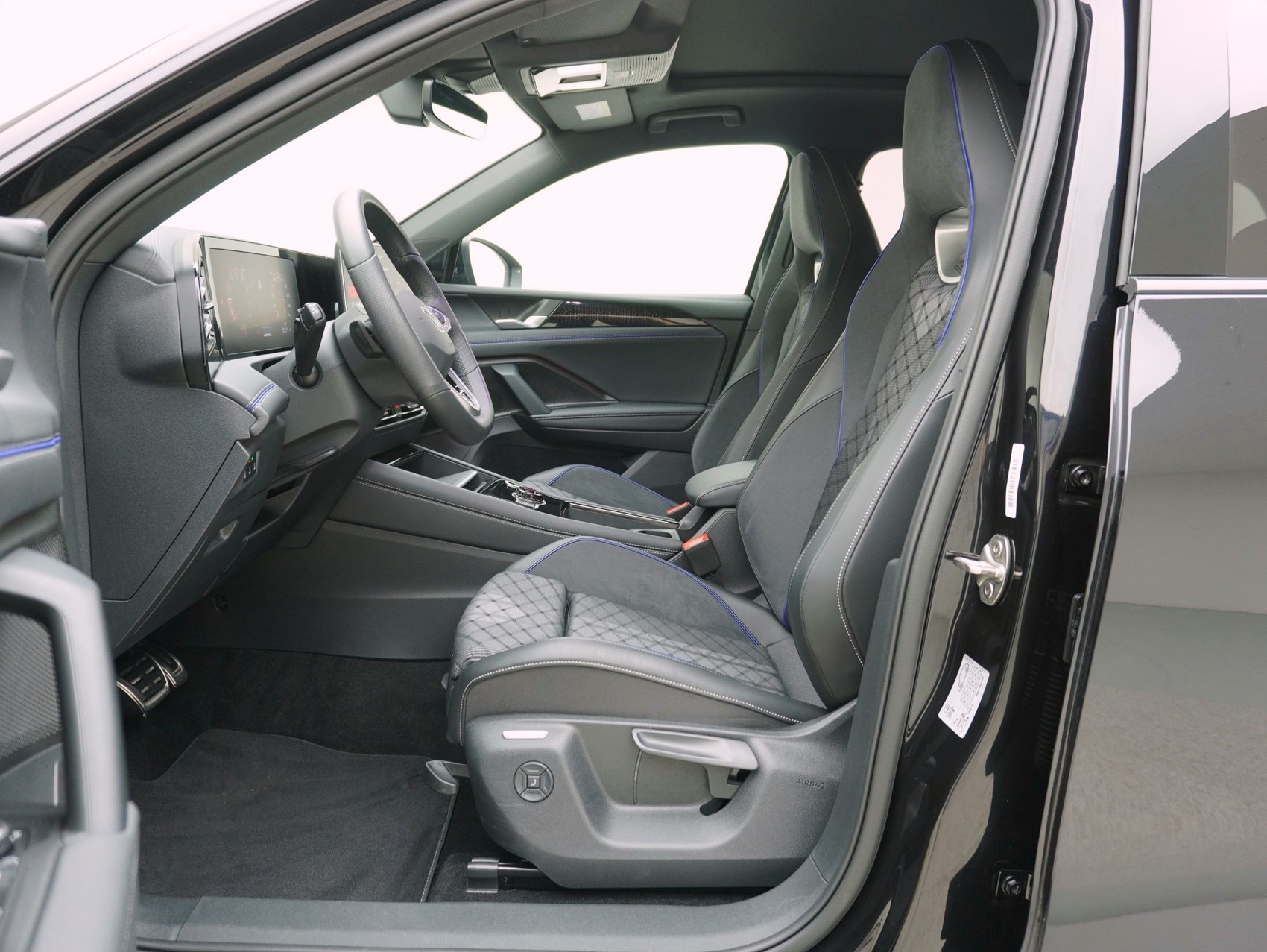 VW Tiguan 2.0 TSI DSG R-Line Black Style 4Motion (2025)-image-7