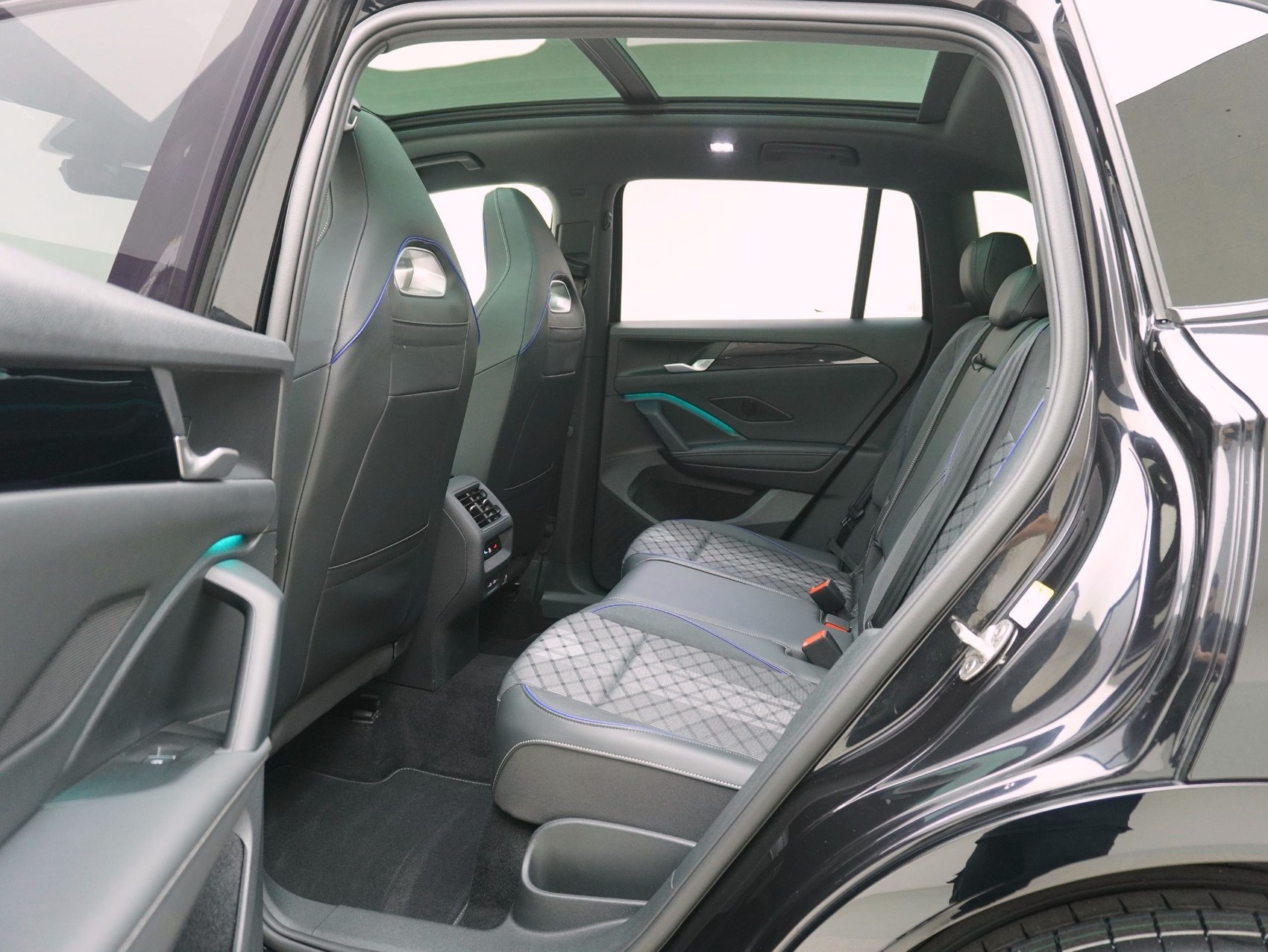 VW Tiguan 2.0 TSI DSG R-Line Black Style 4Motion (2025)-image-10