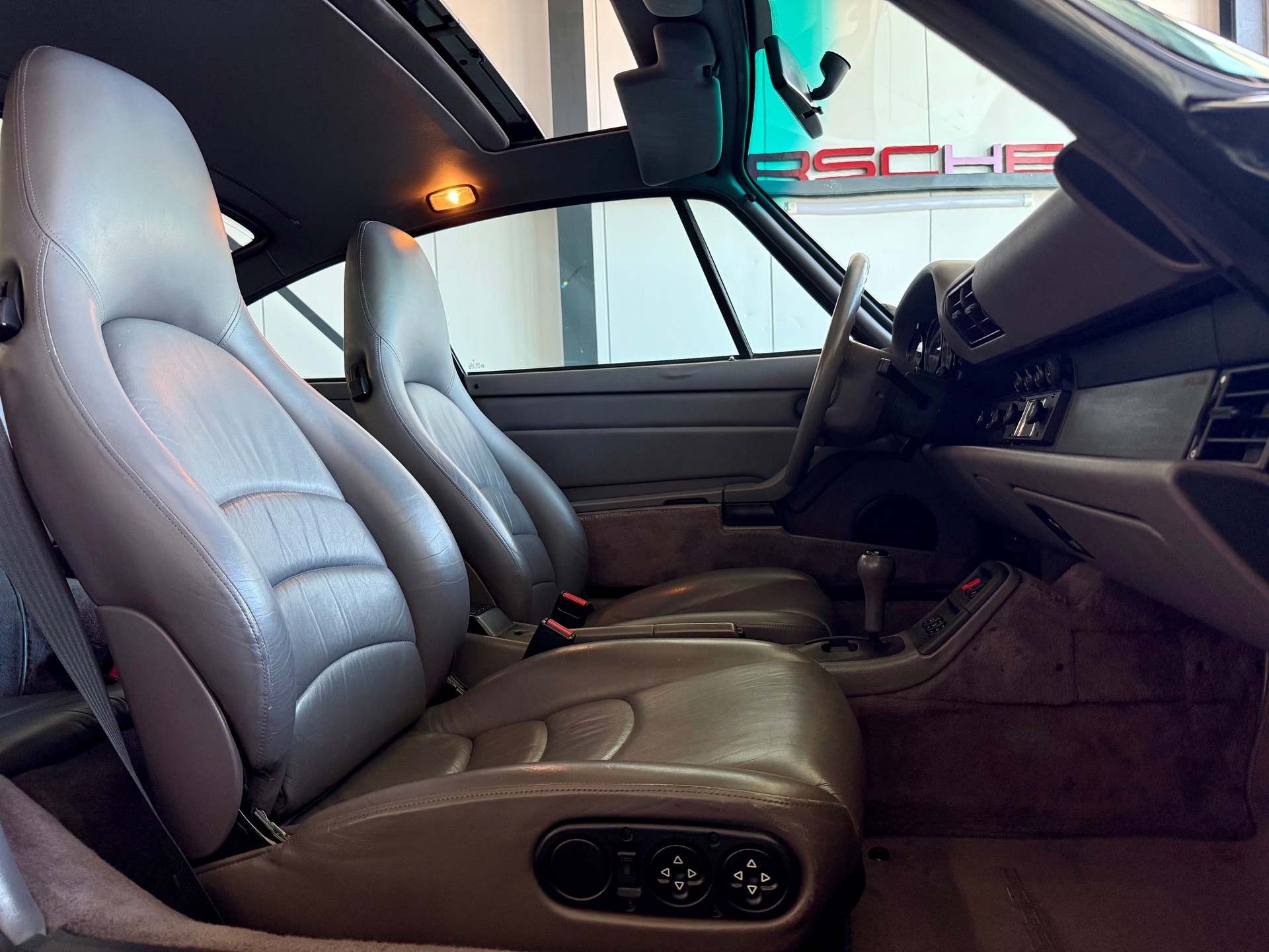 PORSCHE 911 Carrera 3.6 Coupé-image-14