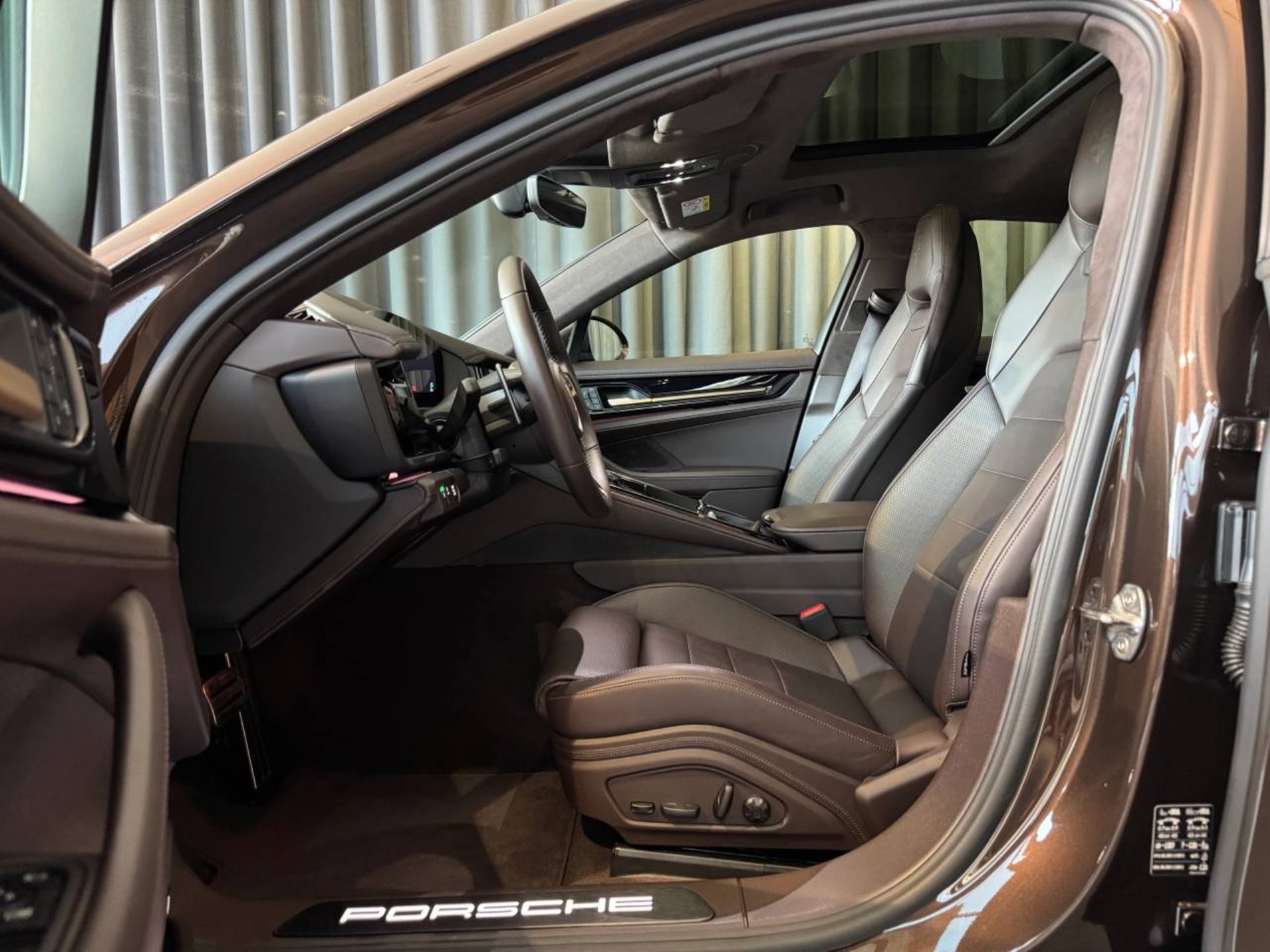 PORSCHE Panamera 4S E-Hybrid-image-4