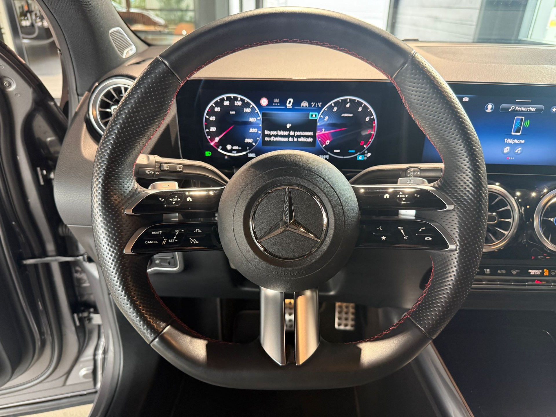 MERCEDES-BENZ GLA 200 AMG Line 7G-DCT-image-10