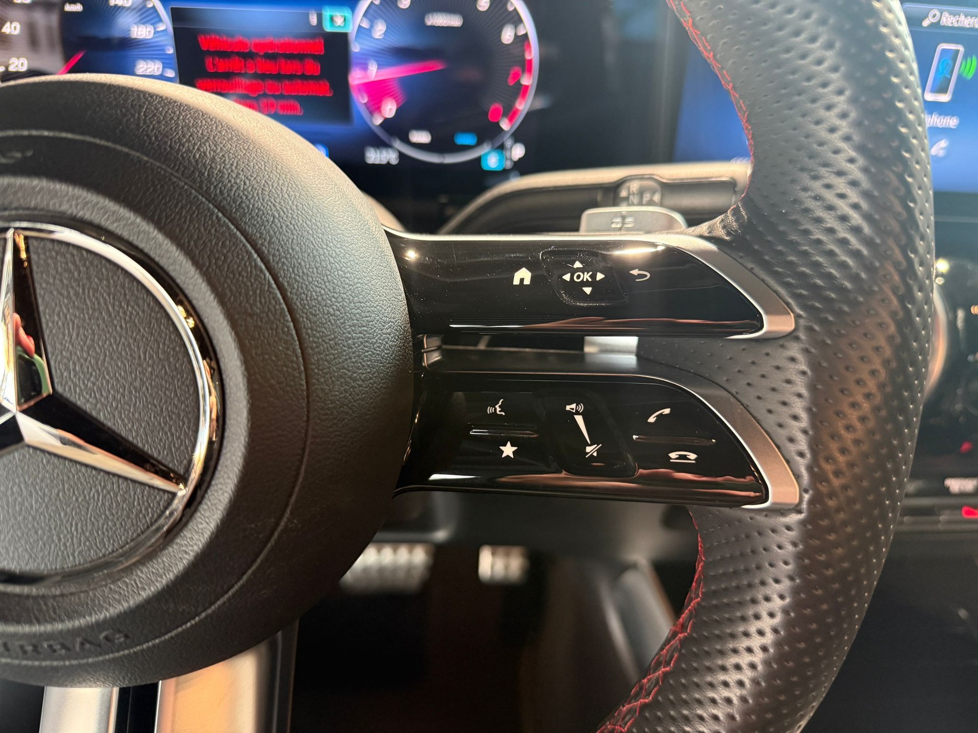 MERCEDES-BENZ GLA 200 AMG Line 7G-DCT-image-12