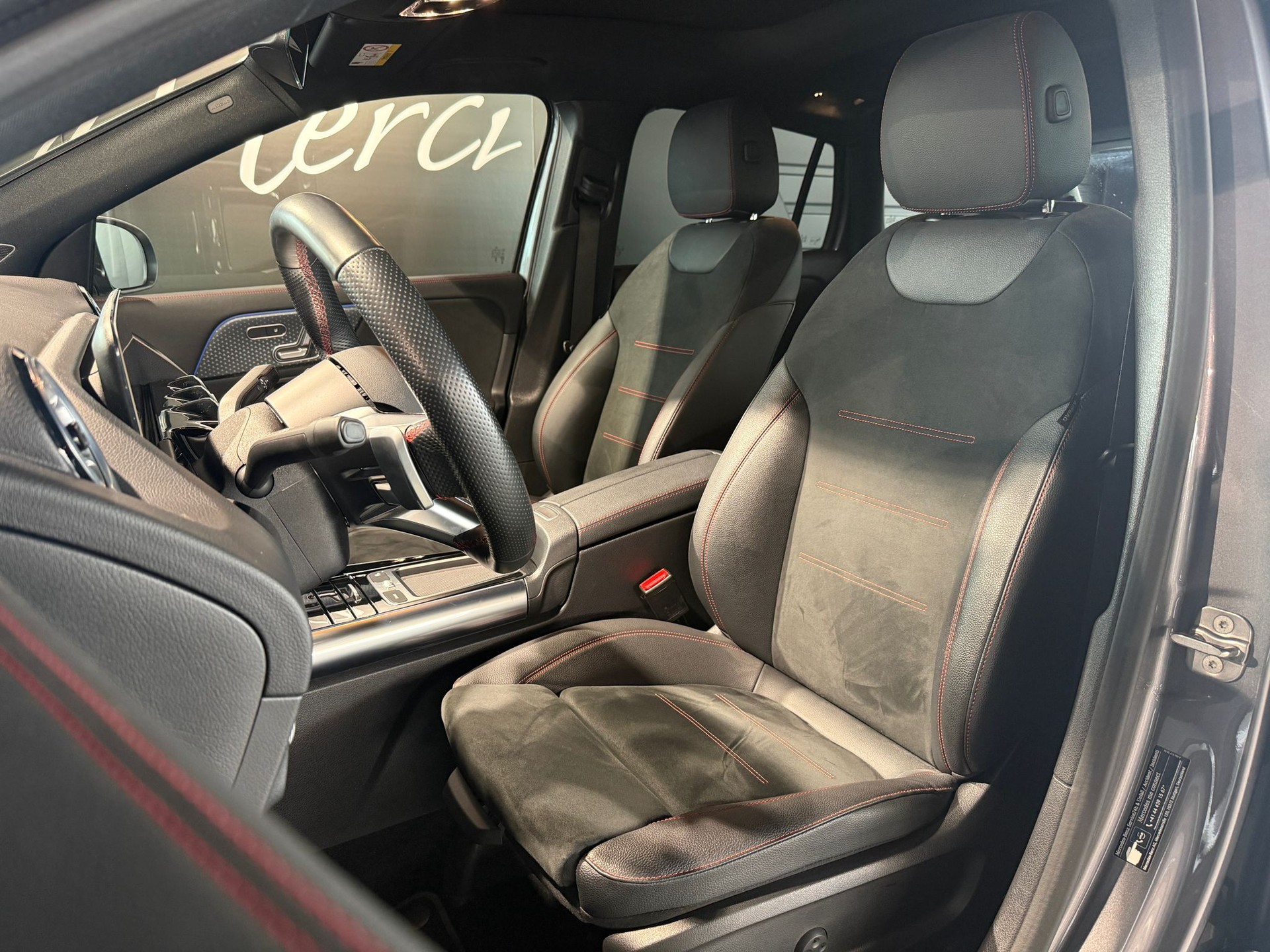 MERCEDES-BENZ GLA 200 AMG Line 7G-DCT-image-3