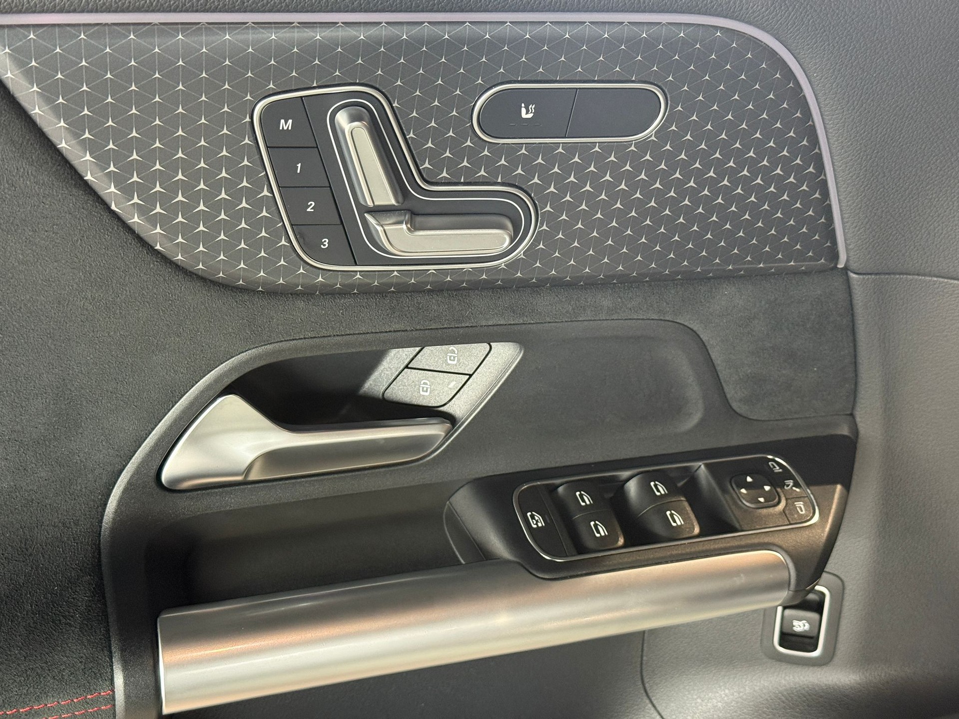 MERCEDES-BENZ GLA 200 AMG Line 7G-DCT-image-18