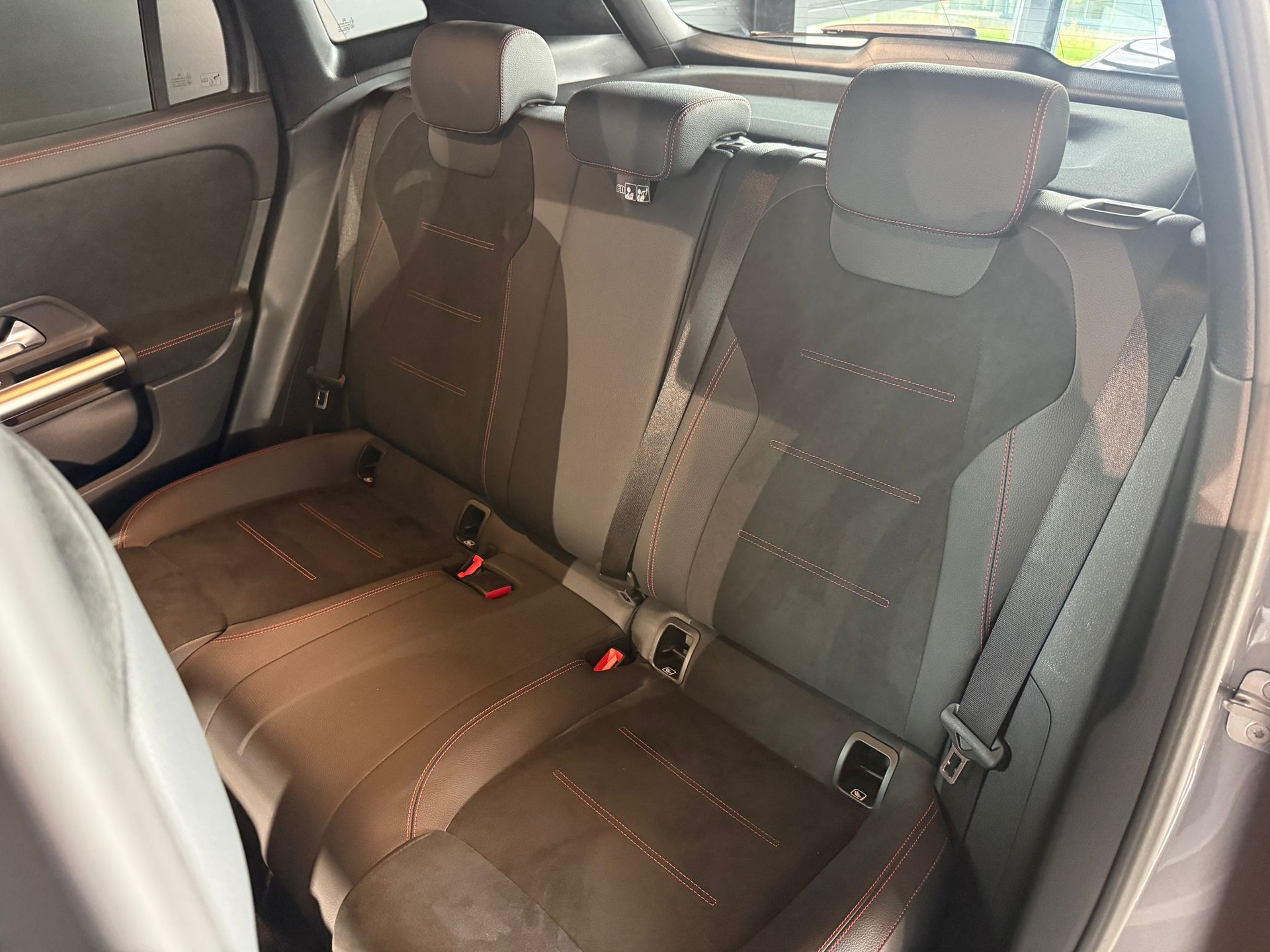 MERCEDES-BENZ GLA 200 AMG Line 7G-DCT-image-4