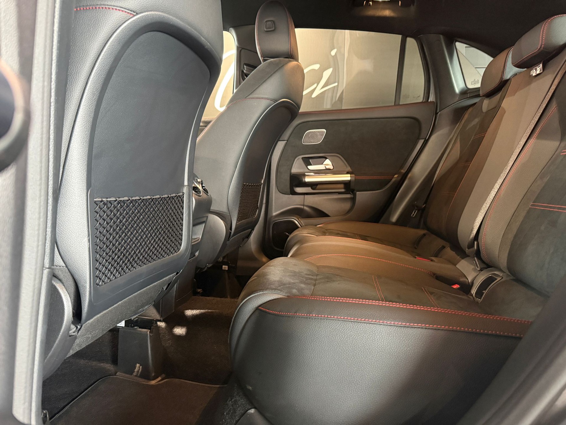 MERCEDES-BENZ GLA 200 AMG Line 7G-DCT-image-5