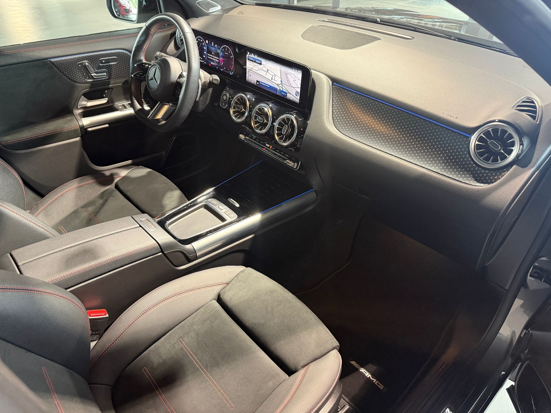 MERCEDES-BENZ GLA 200 AMG Line 7G-DCT-image-7