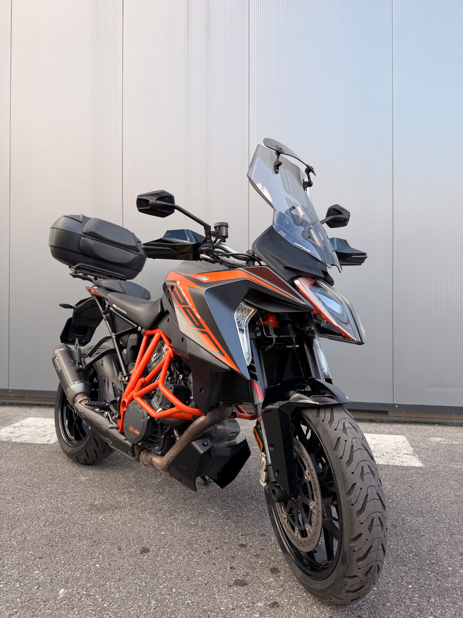 KTM 1290 Super Duke GT 2019-showroom-element-1