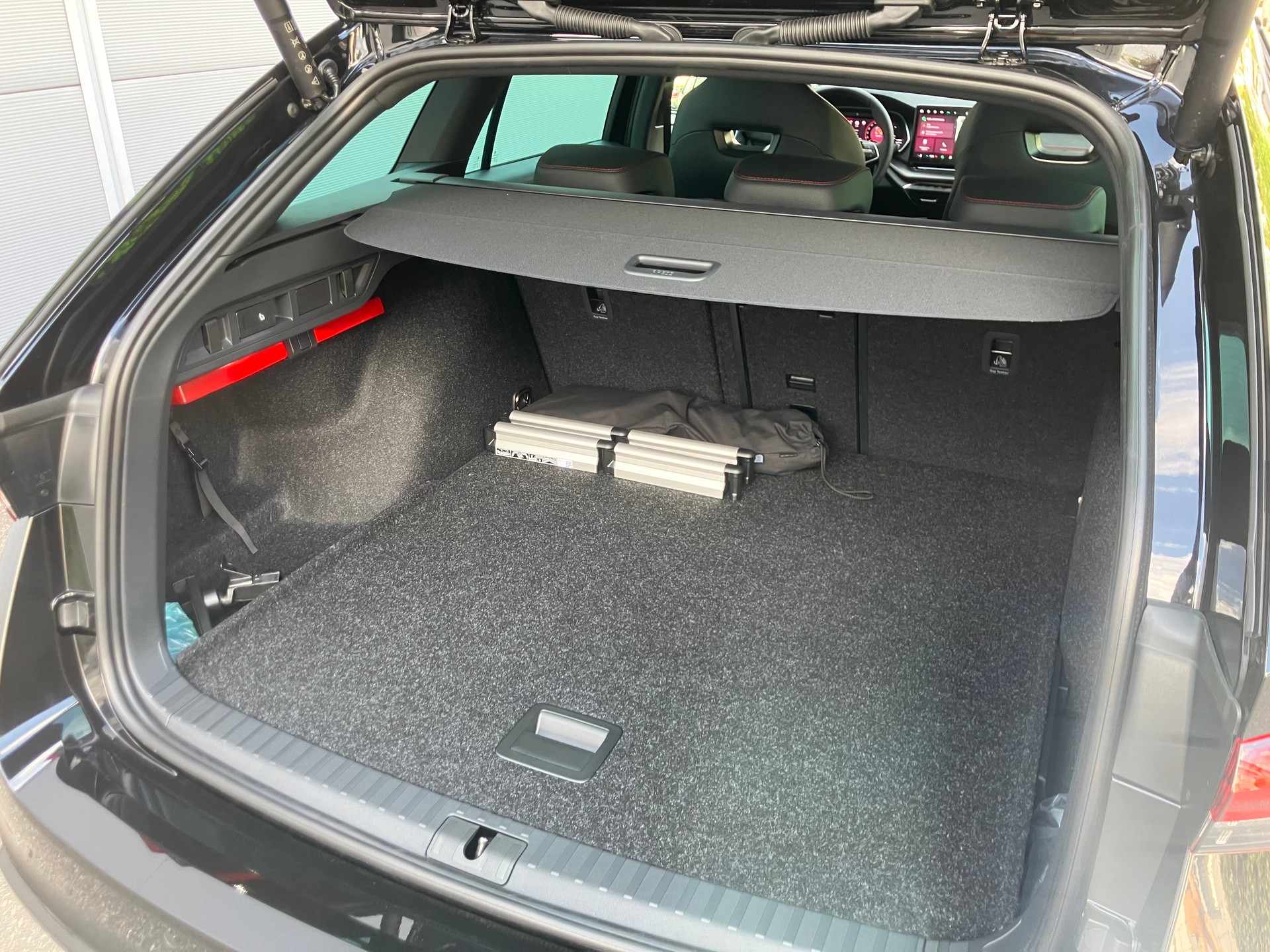 SKODA Octavia Combi 2.0 TSI DSG RS 30 Years Edition-image-6