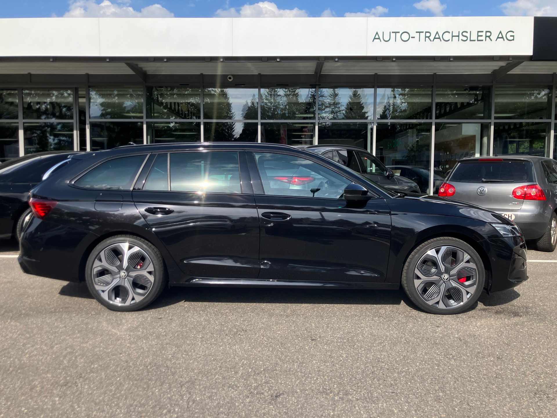 SKODA Octavia Combi 2.0 TSI DSG RS 30 Years Edition-image-0
