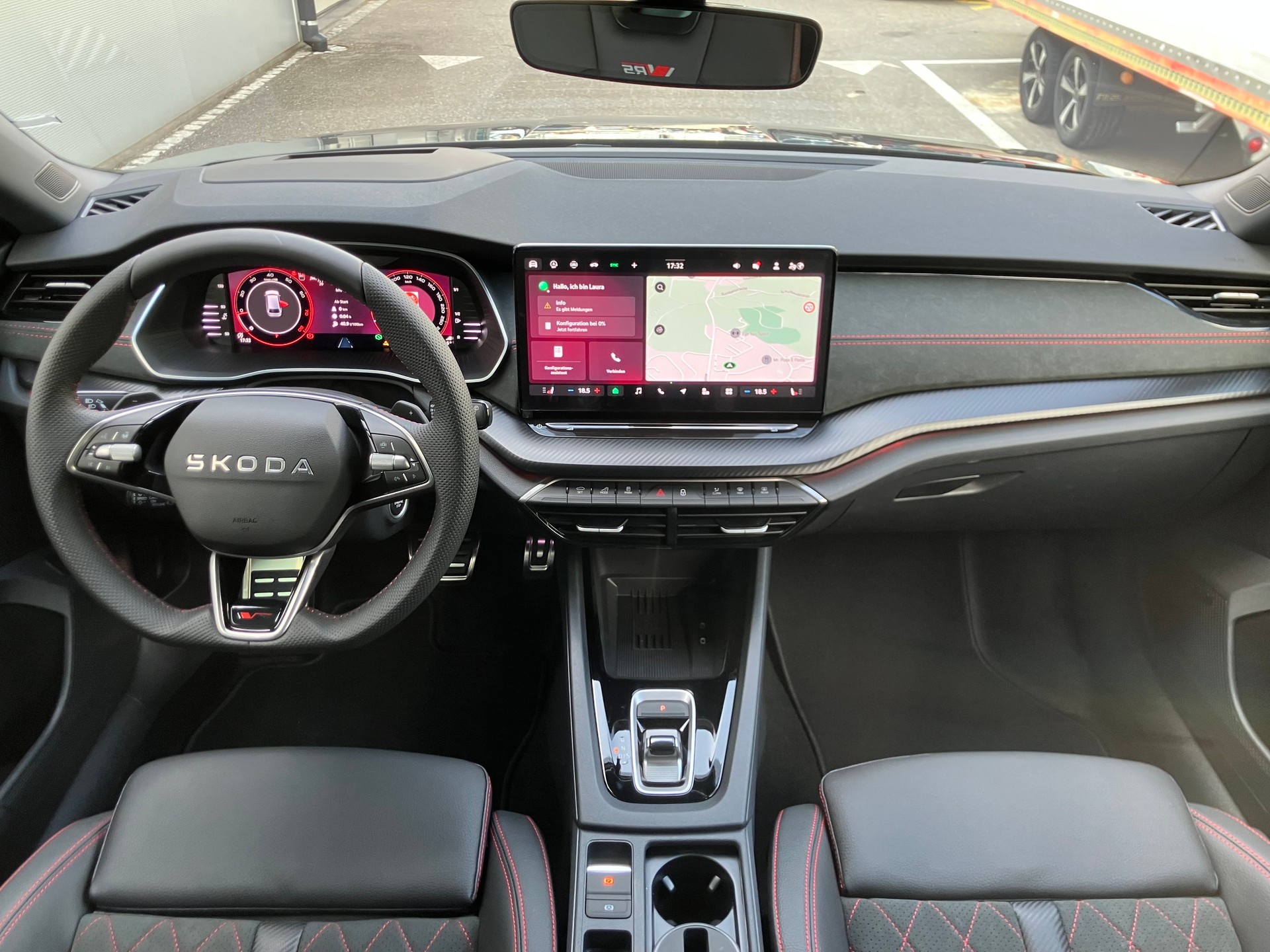 SKODA Octavia Combi 2.0 TSI DSG RS 30 Years Edition-image-9