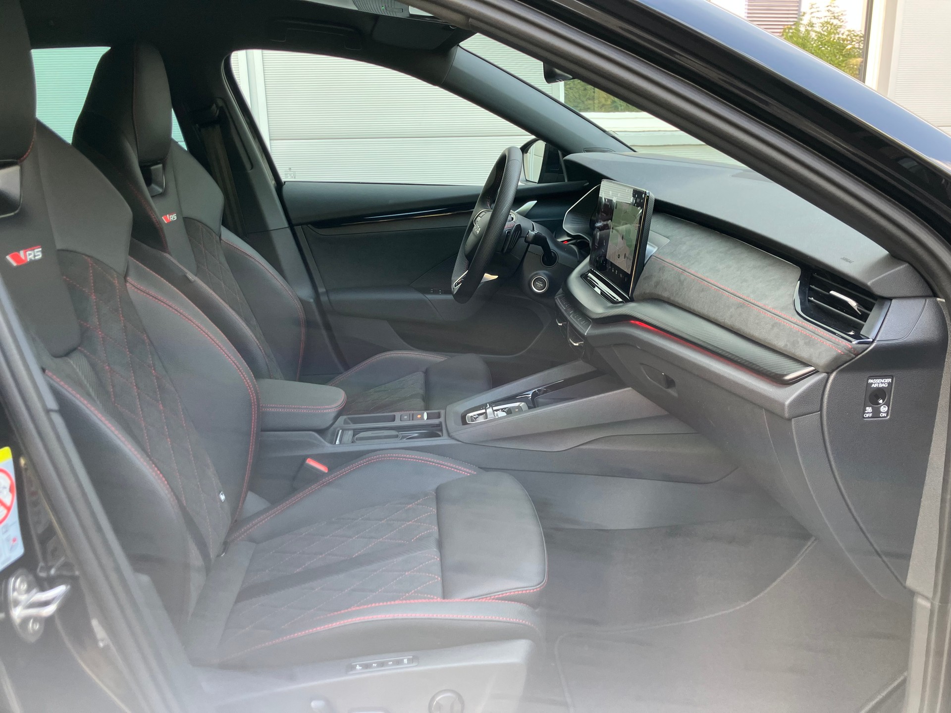SKODA Octavia Combi 2.0 TSI DSG RS 30 Years Edition-image-8