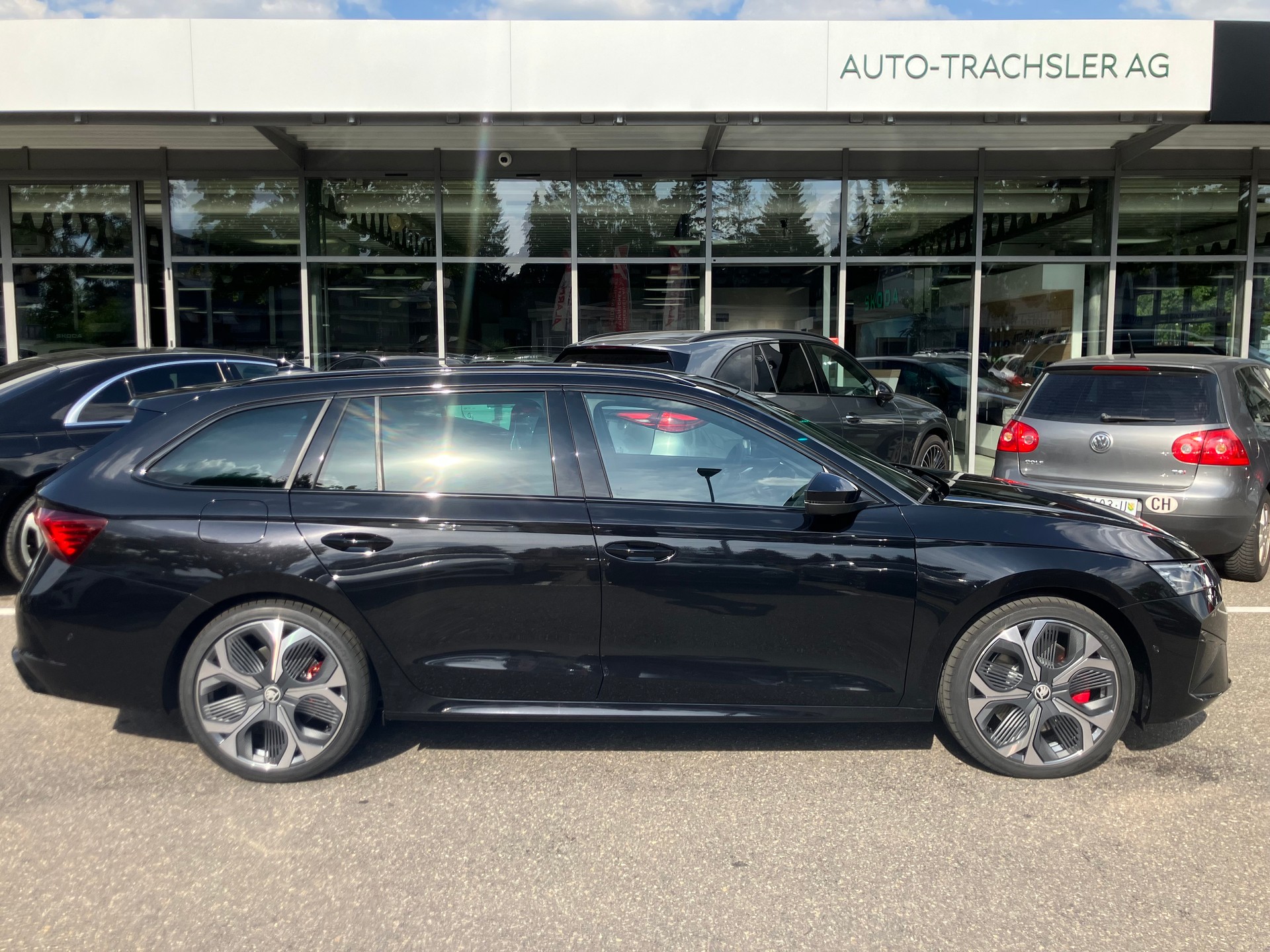 SKODA Octavia Combi 2.0 TSI DSG RS 30 Years Edition-image-1