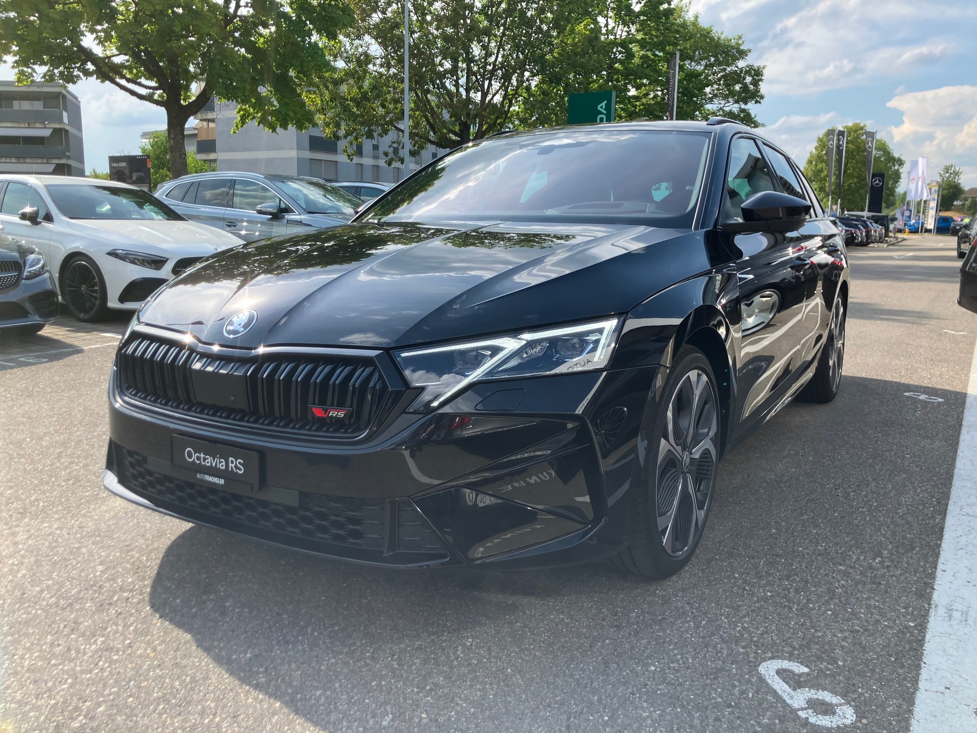 SKODA Octavia Combi 2.0 TSI DSG RS 30 Years Edition-image-3
