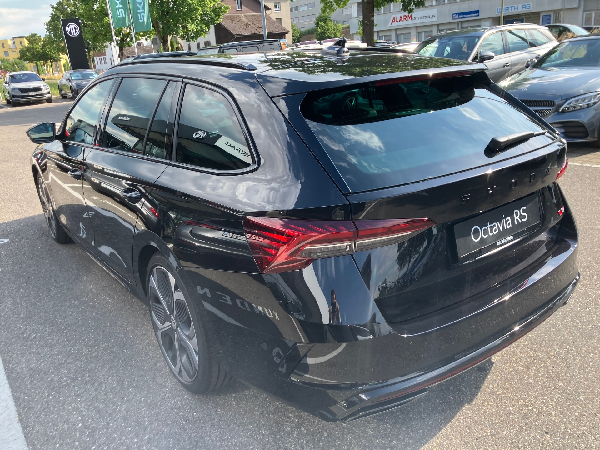 SKODA Octavia Combi 2.0 TSI DSG RS 30 Years Edition-image-4