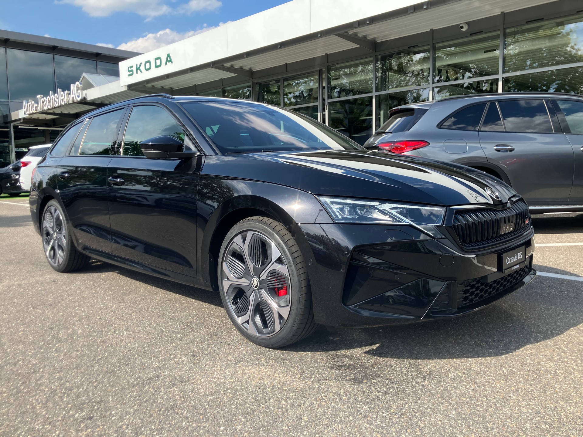 SKODA Octavia Combi 2.0 TSI DSG RS 30 Years Edition-image-2