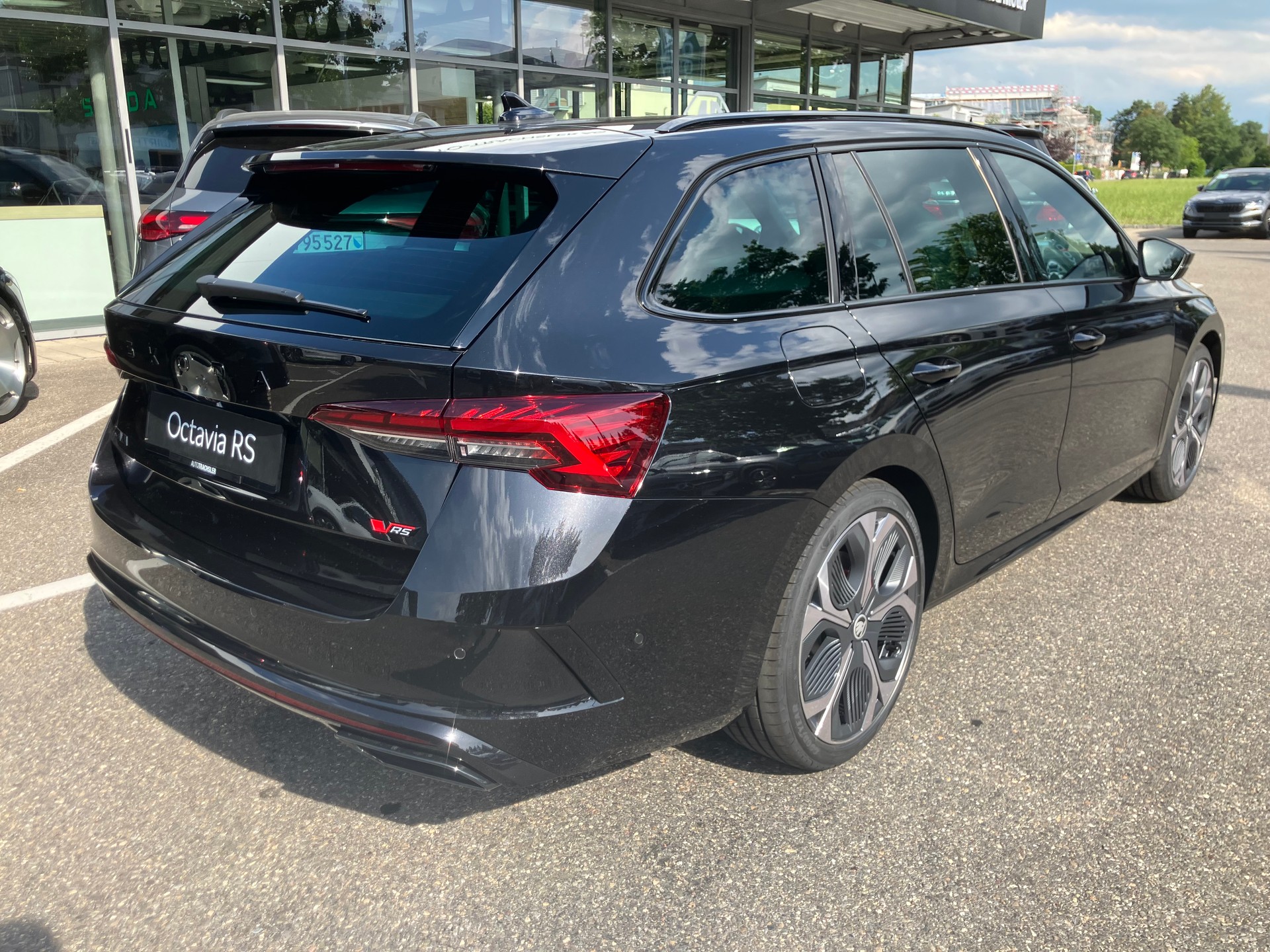 SKODA Octavia Combi 2.0 TSI DSG RS 30 Years Edition-image-5