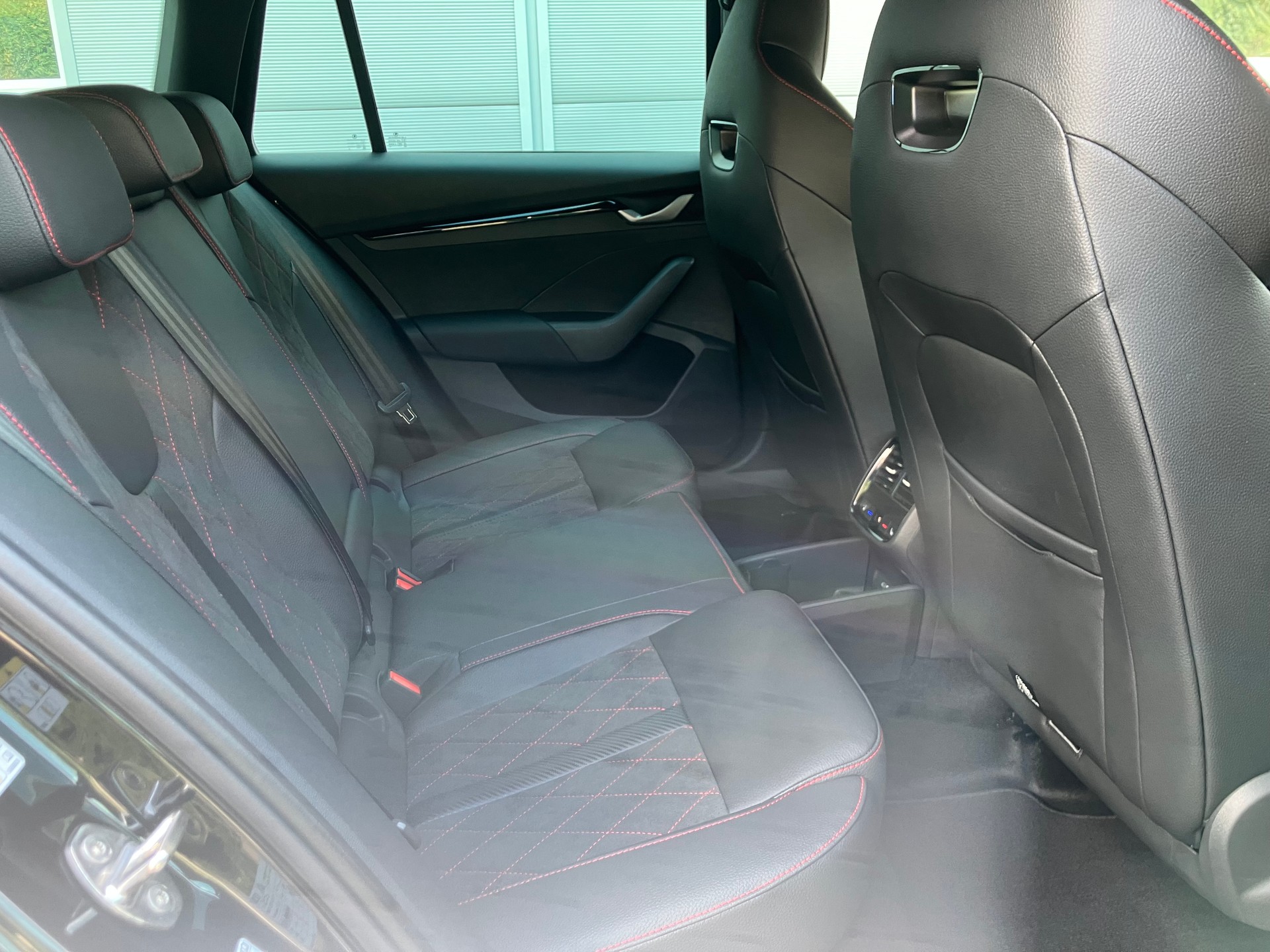 SKODA Octavia Combi 2.0 TSI DSG RS 30 Years Edition-image-7