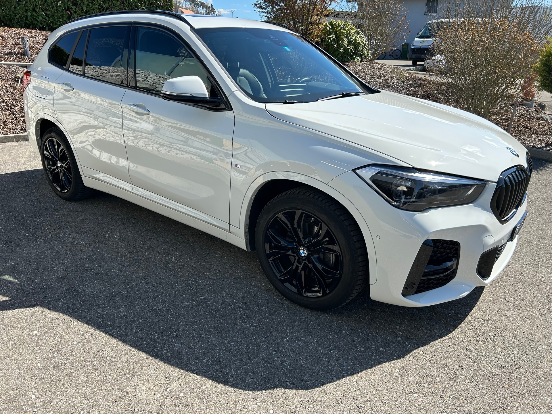 BMW 18d xDrive-image-0