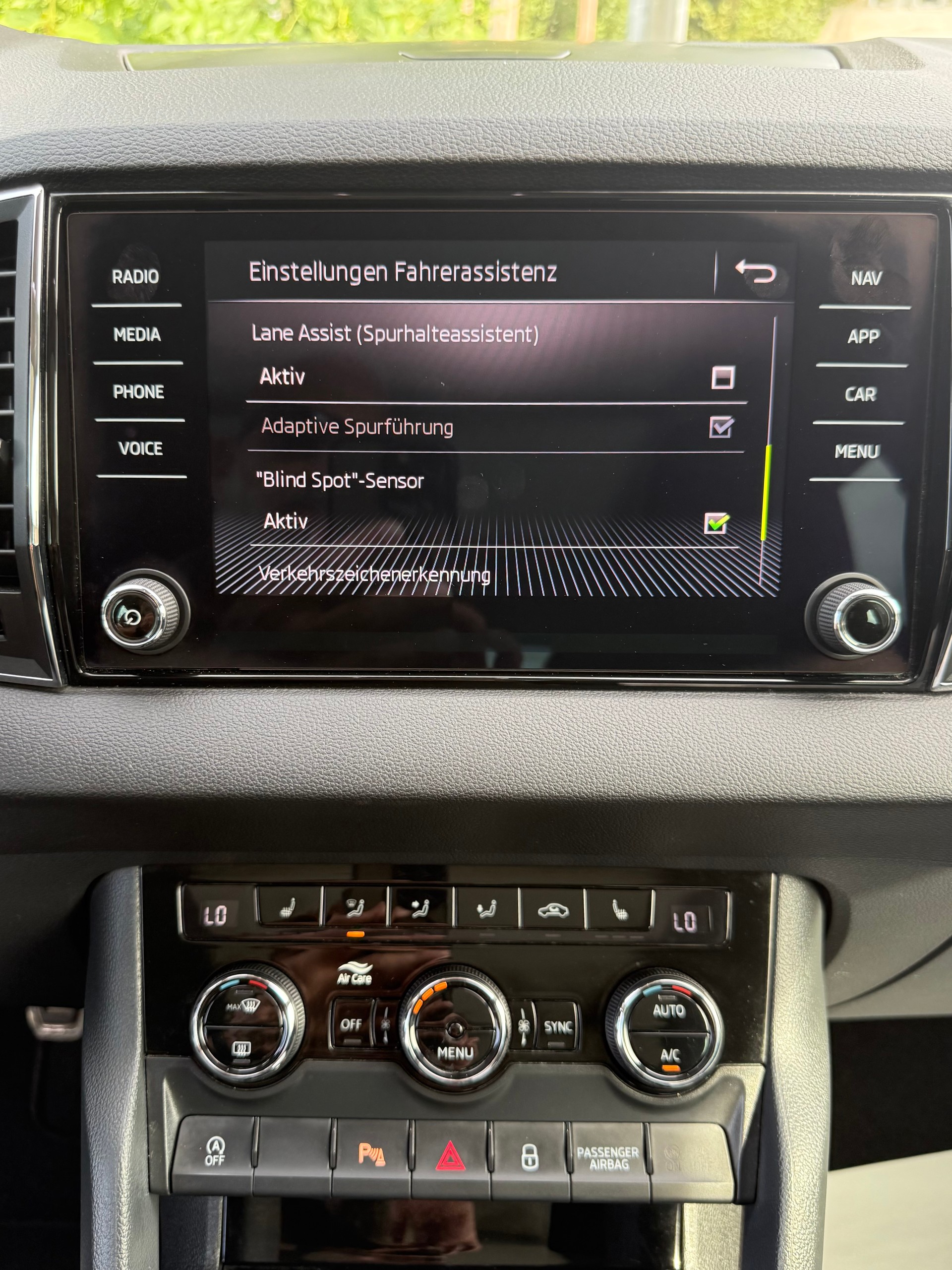 SKODA Karoq 1.0 TSI Ambition-image-8