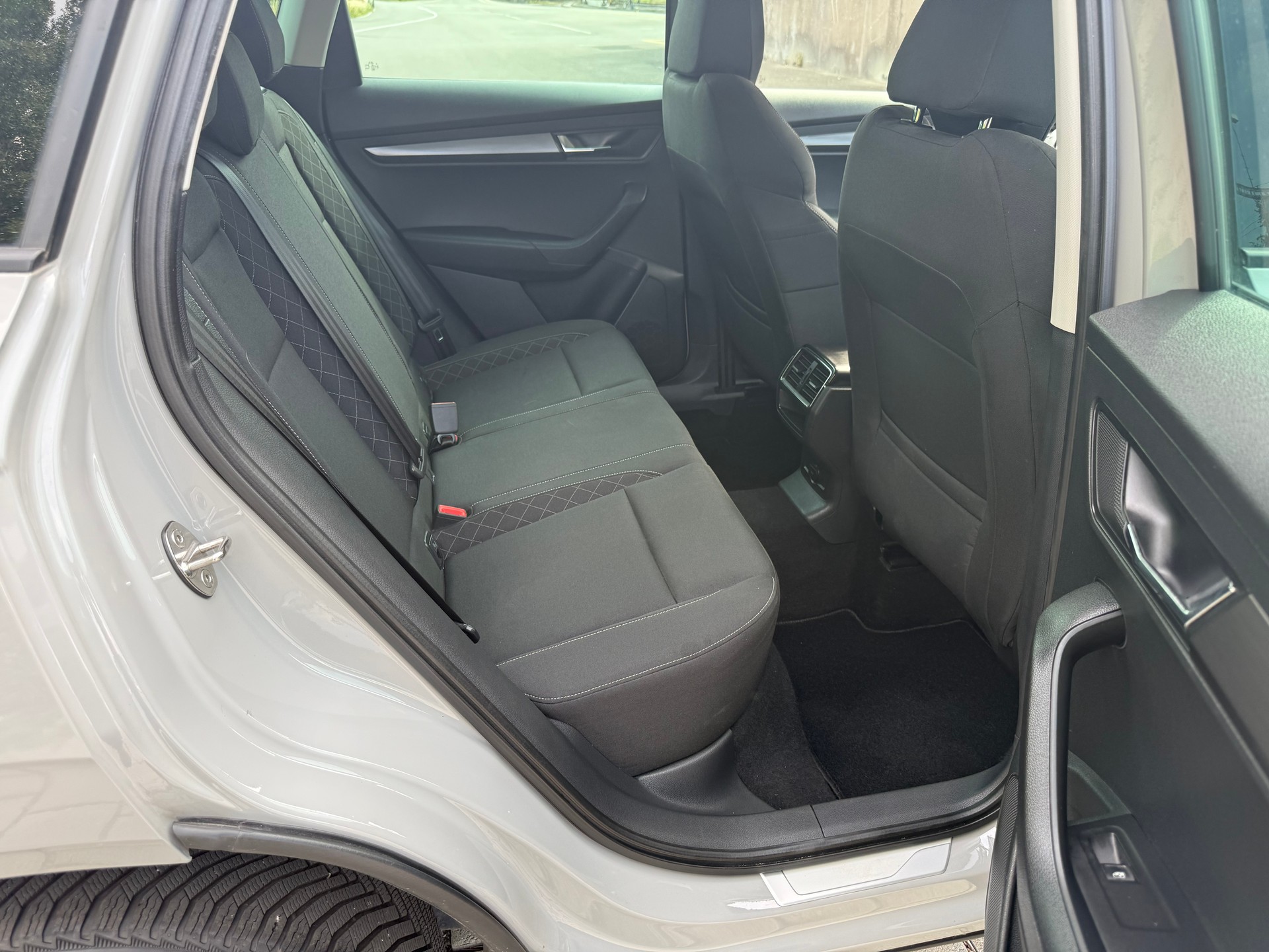 SKODA Karoq 1.0 TSI Ambition-image-12