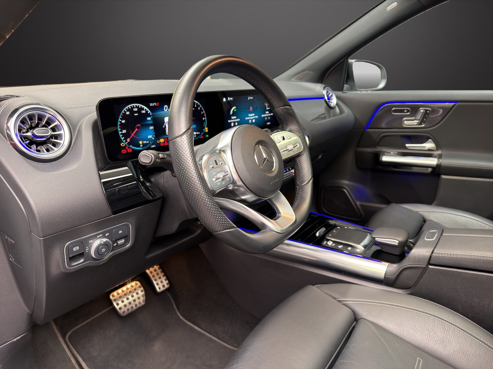 MERCEDES-BENZ GLA 250e AMG Line 8G-DCT-image-6