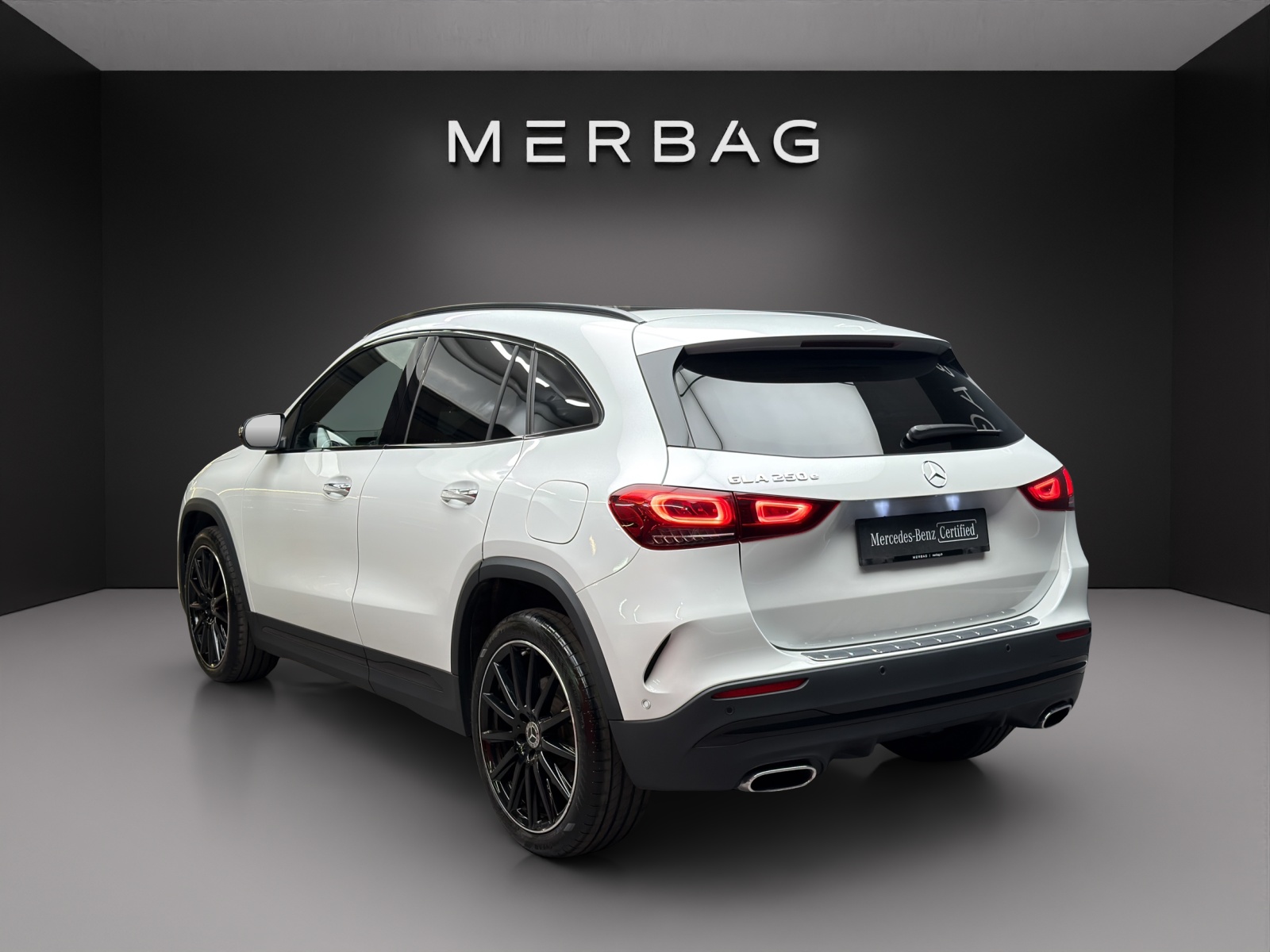 MERCEDES-BENZ GLA 250e AMG Line 8G-DCT-image-3