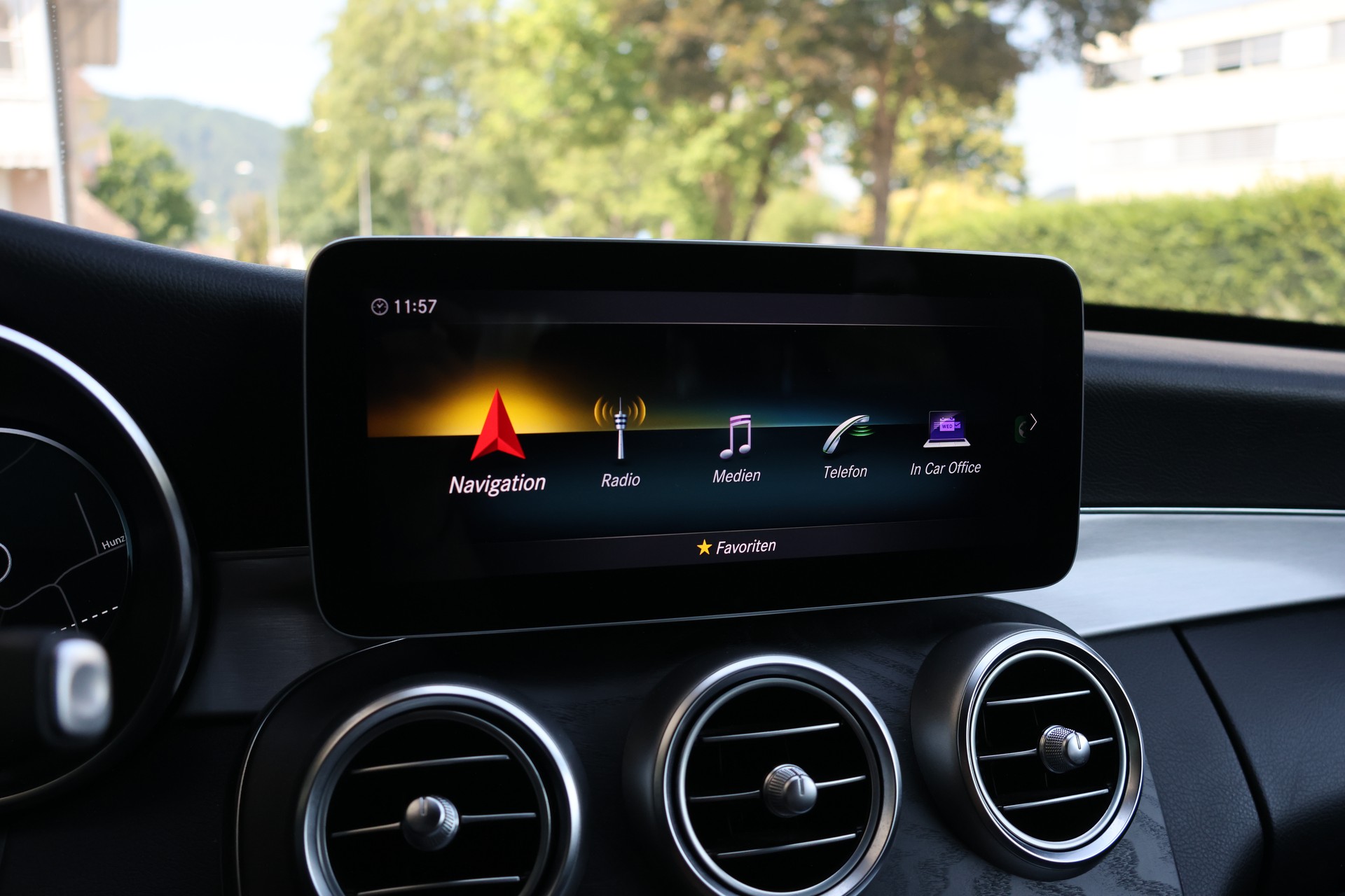MERCEDES-BENZ C 200 AMG Line 4Matic 9G-Tronic-image-19