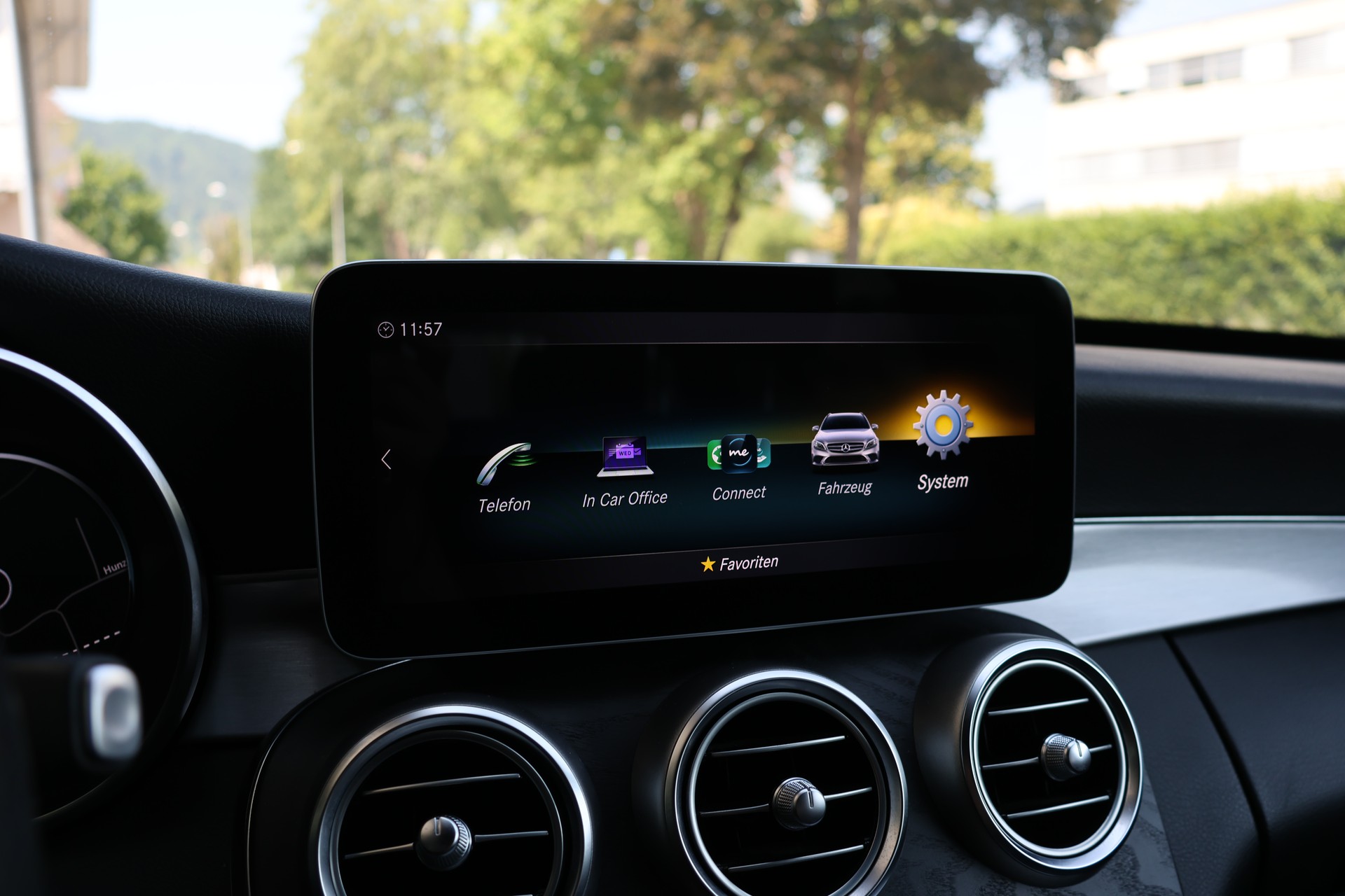 MERCEDES-BENZ C 200 AMG Line 4Matic 9G-Tronic-image-18