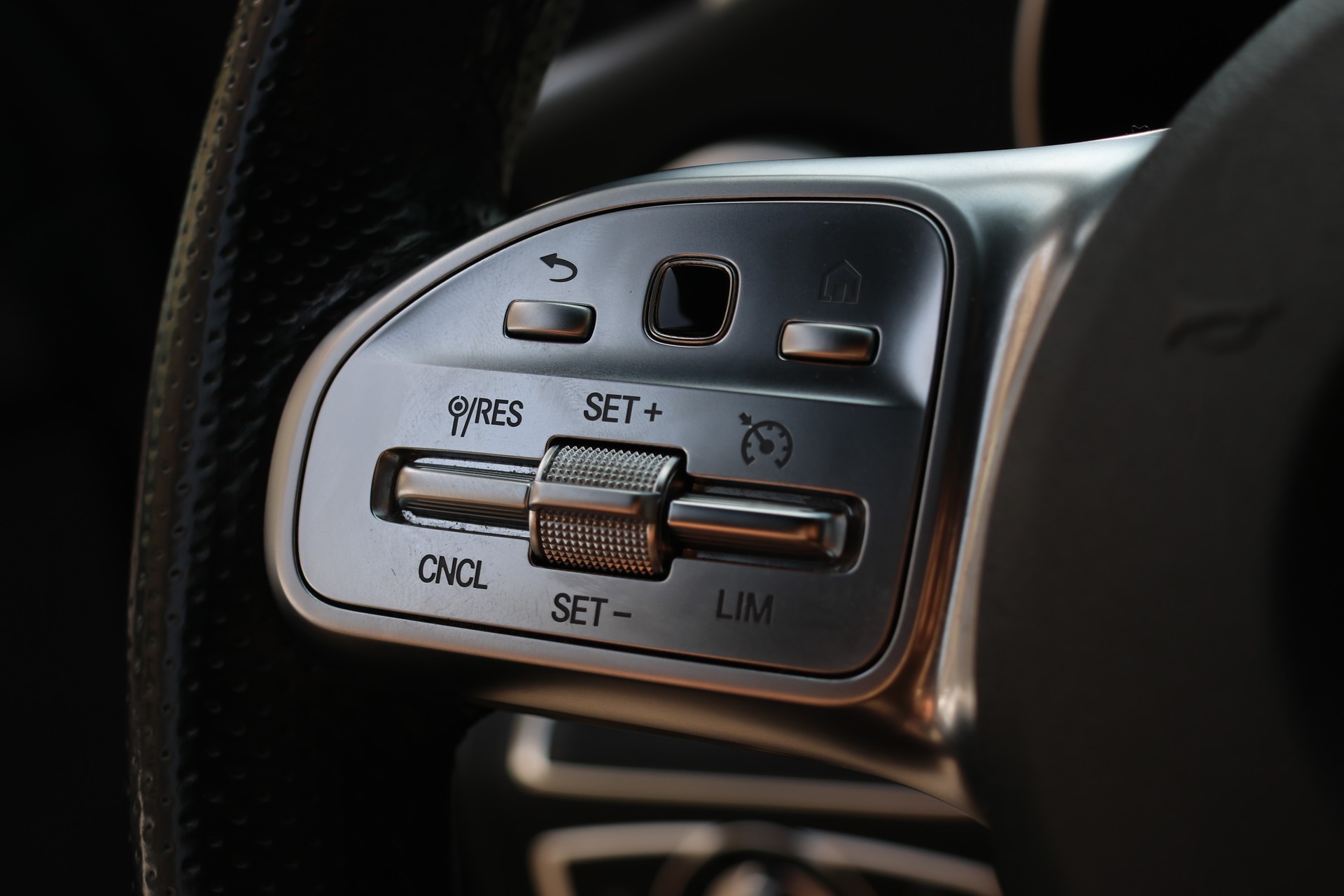 MERCEDES-BENZ C 200 AMG Line 4Matic 9G-Tronic-image-28