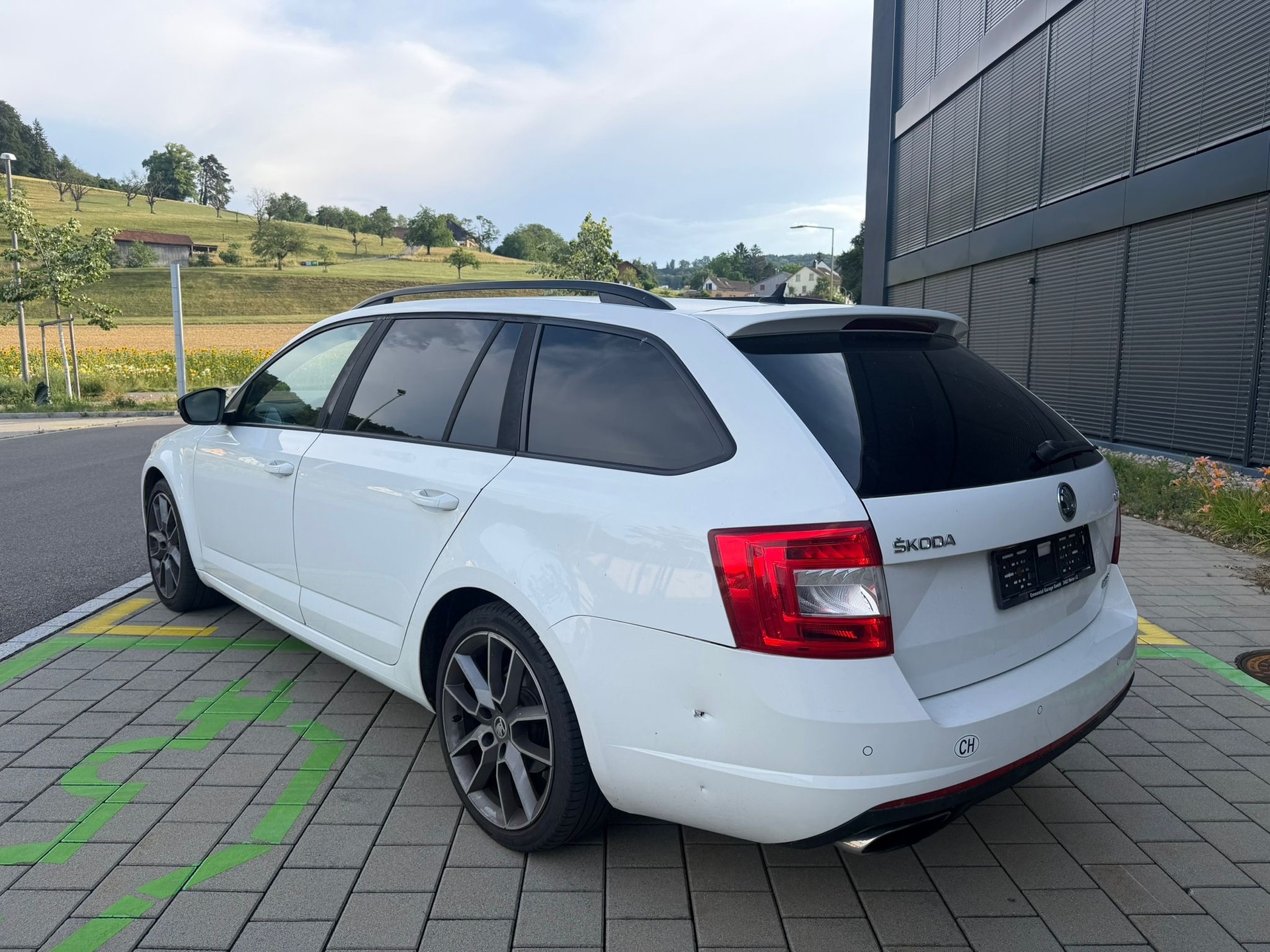 SKODA Octavia Combi 2.0 TSI RS DSG-image-8