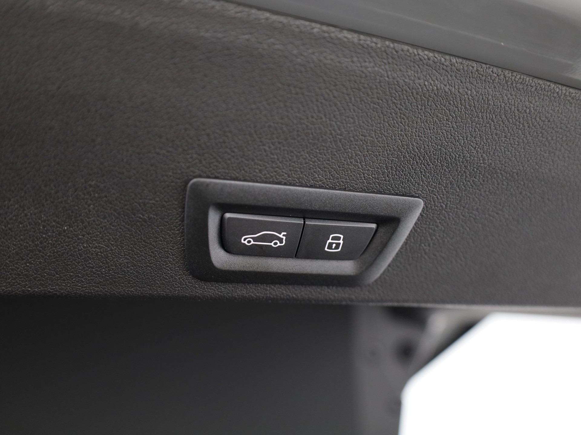 BMW XM 50e Plug-in Hybrid-image-9