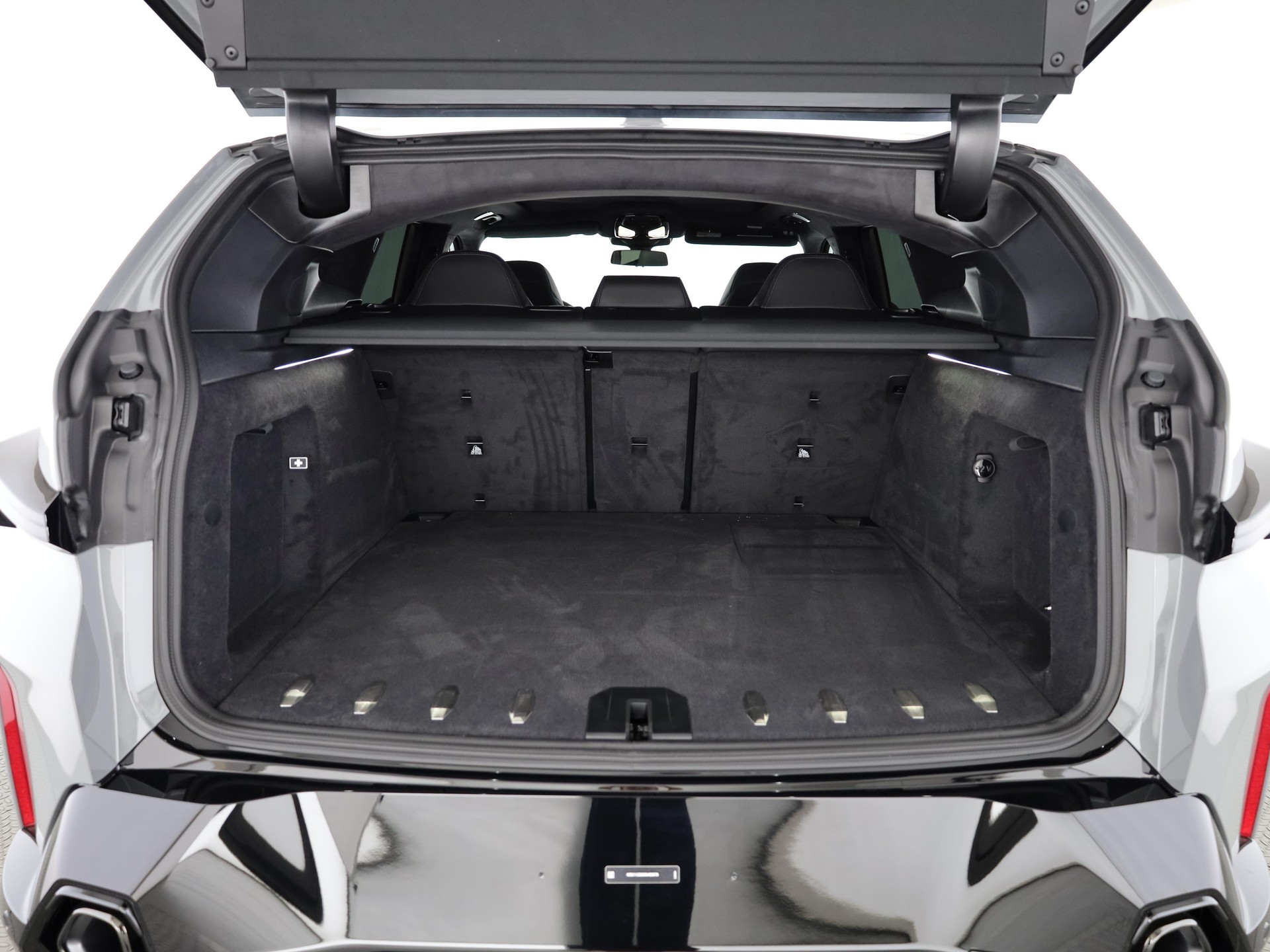 BMW XM 50e Plug-in Hybrid-image-8