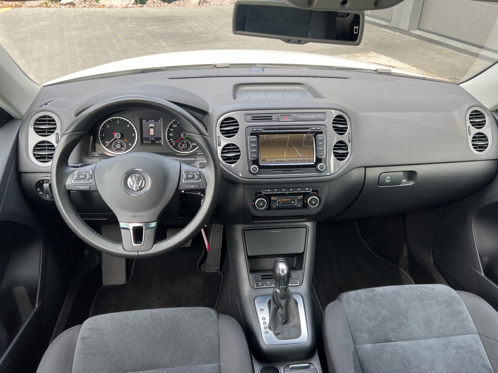 VW Tiguan 2.0 TDI BlueMotion Sport&Style 4Motion DSG-image-9