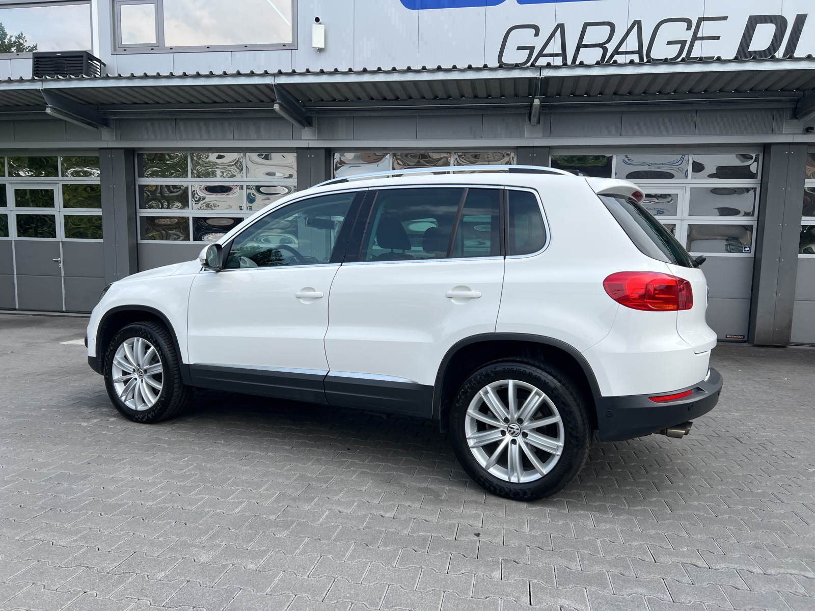 VW Tiguan 2.0 TDI BlueMotion Sport&Style 4Motion DSG-image-2