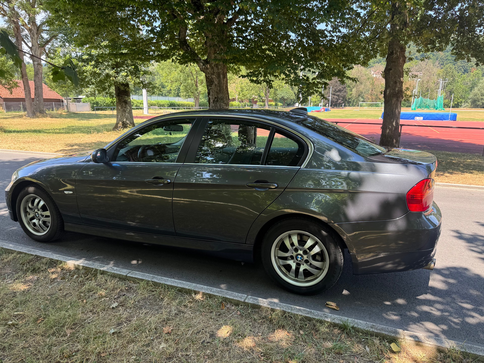 BMW 325i-image-6