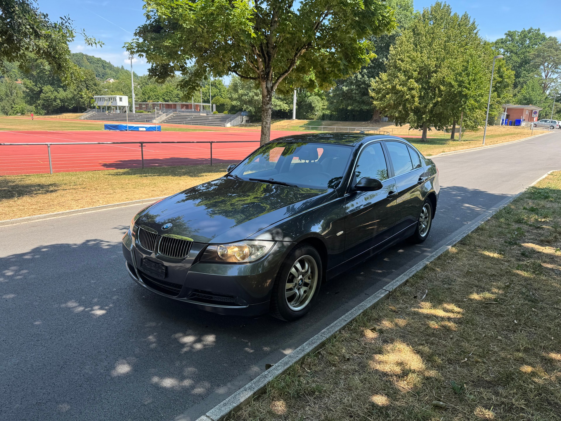 BMW 325i-image-1
