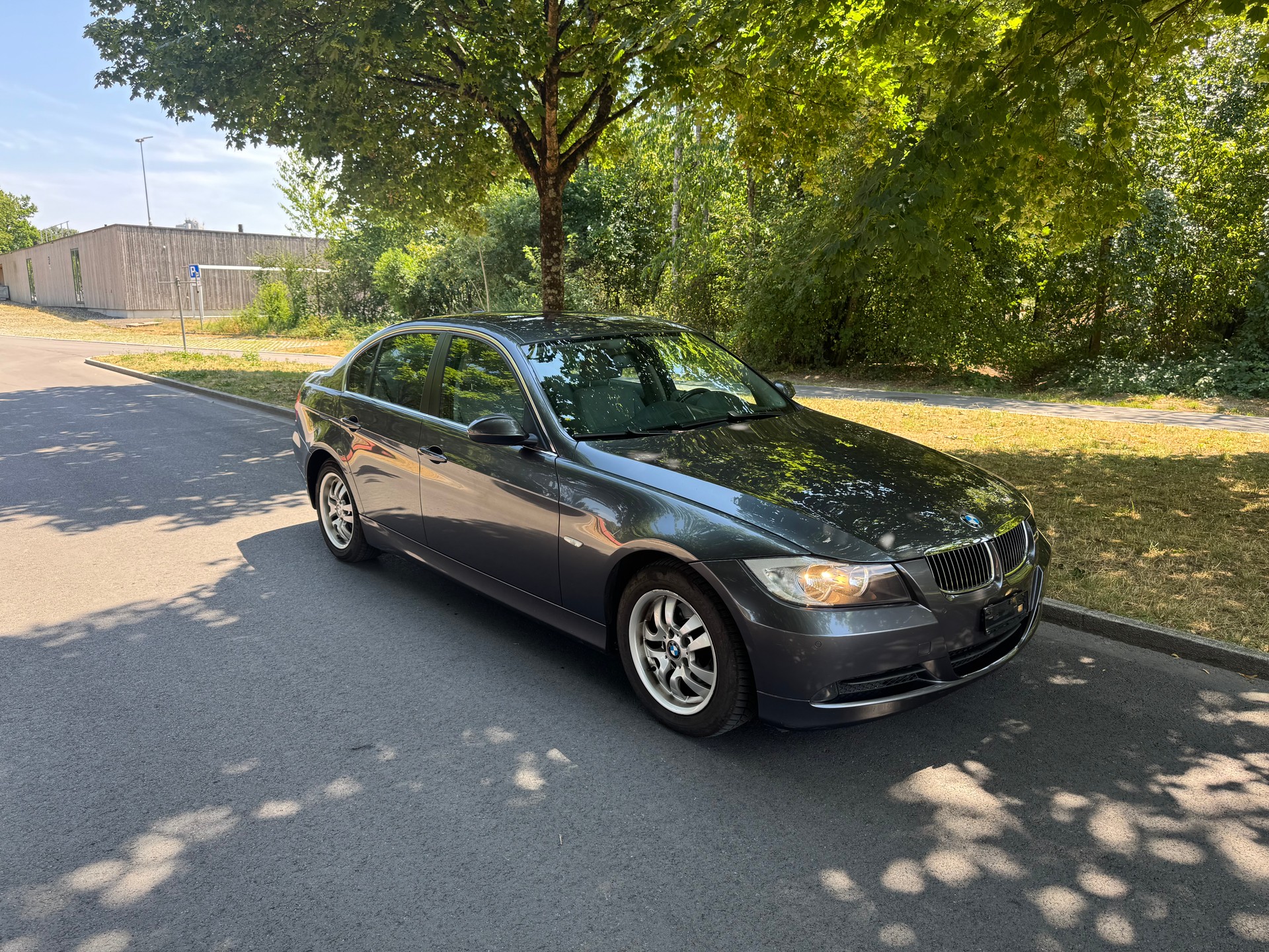 BMW 325i-image-2