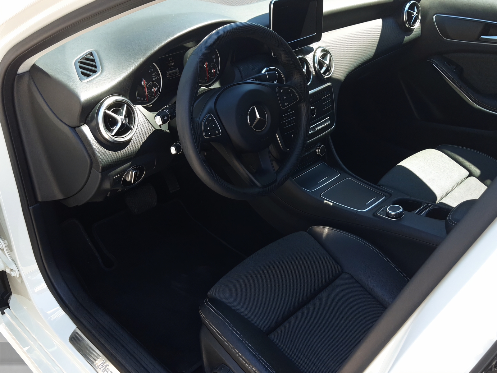 MERCEDES-BENZ A 250 4Matic-image-6