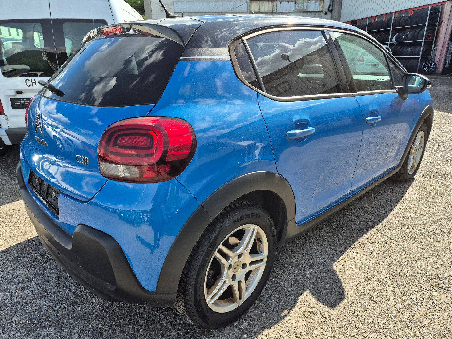 CITROEN C3 1.2i PureTech Shine-image-3
