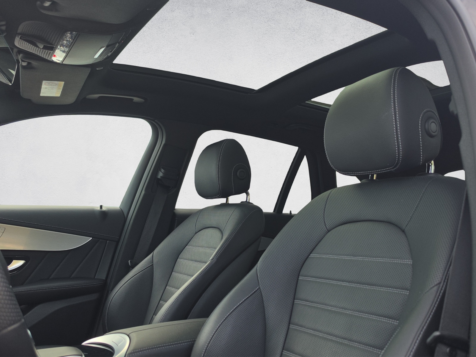 MERCEDES-BENZ GLC 300 AMG Line 4Matic 9G-Tronic-image-13