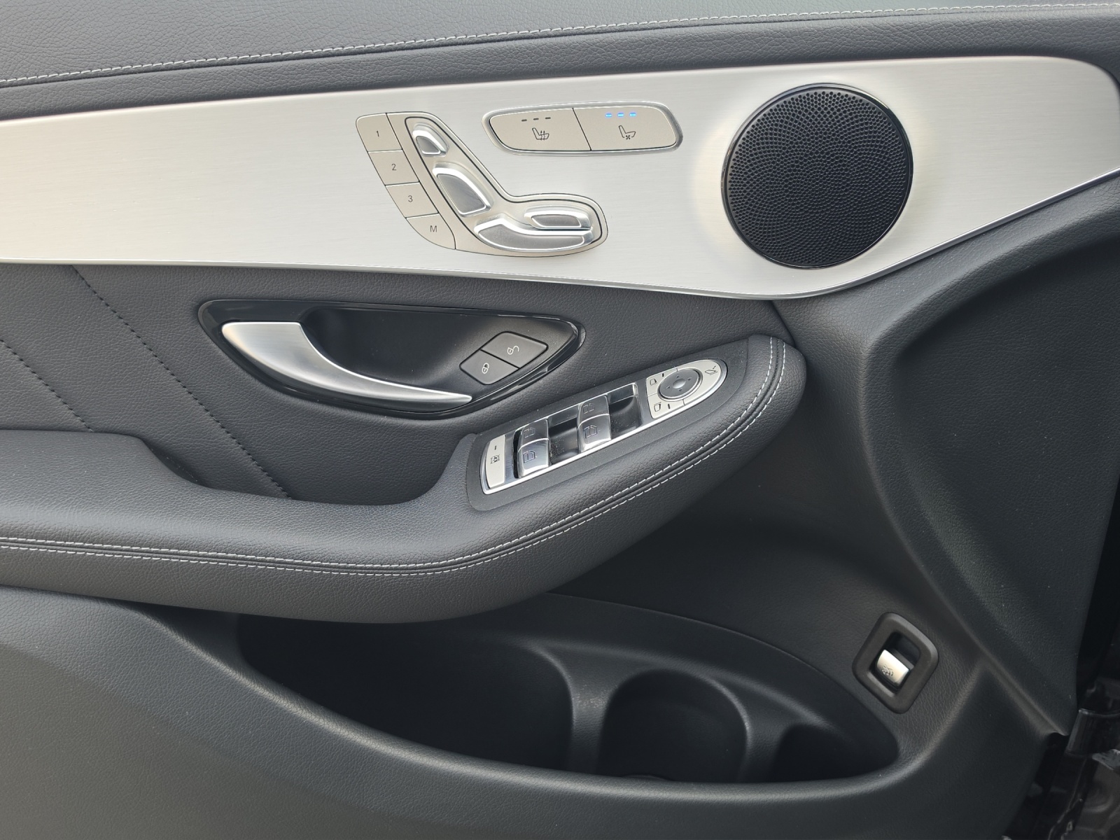 MERCEDES-BENZ GLC 300 AMG Line 4Matic 9G-Tronic-image-14