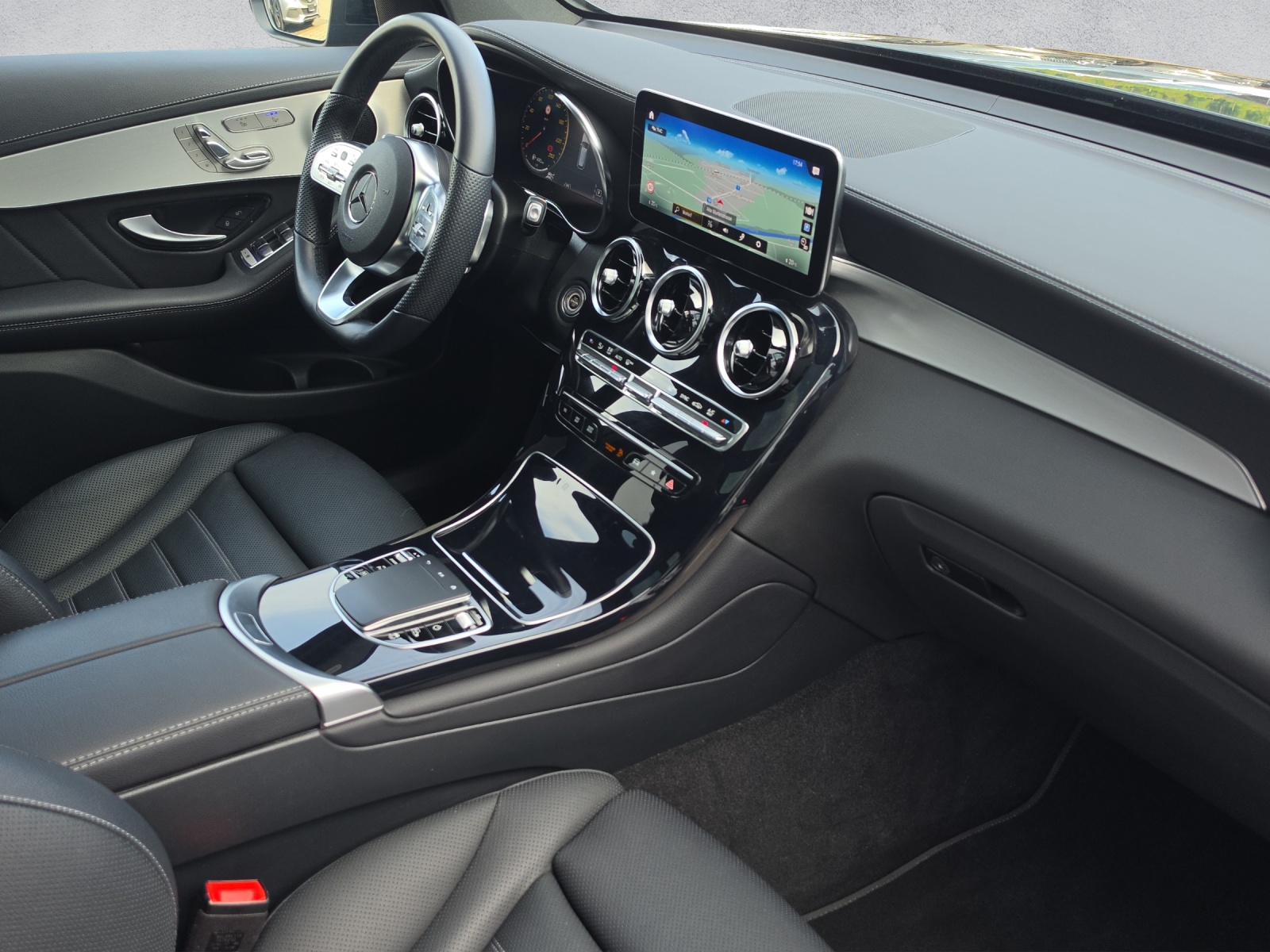 MERCEDES-BENZ GLC 300 AMG Line 4Matic 9G-Tronic-image-9