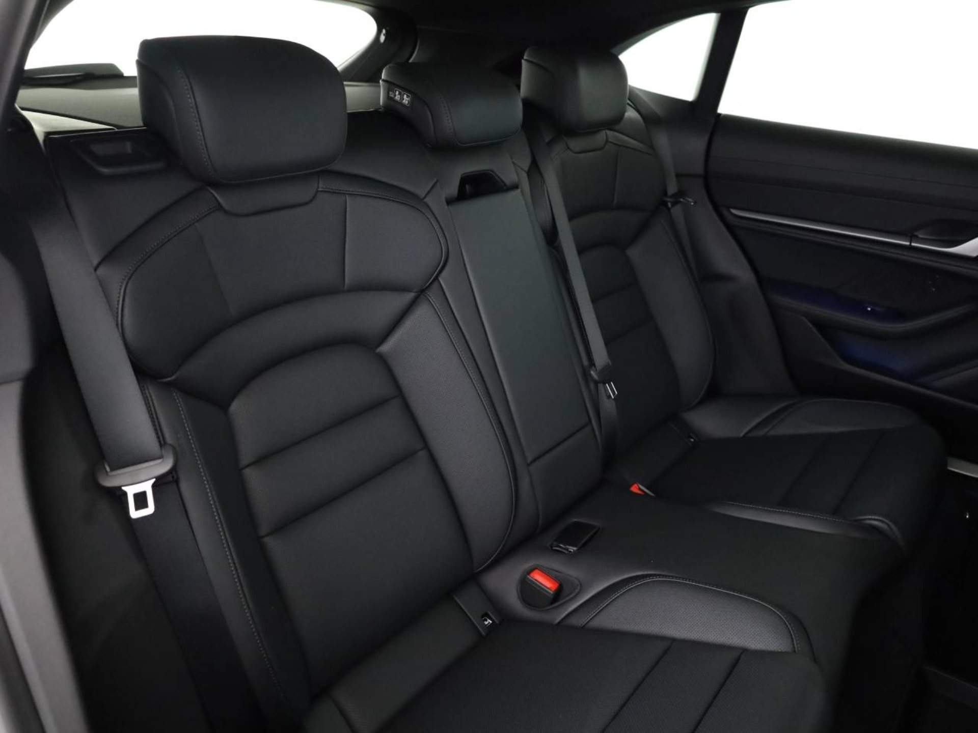 PORSCHE Taycan 4 Cross Turismo-image-17