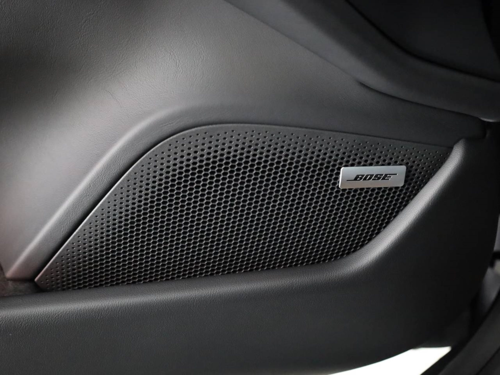 PORSCHE Taycan 4 Cross Turismo-image-18