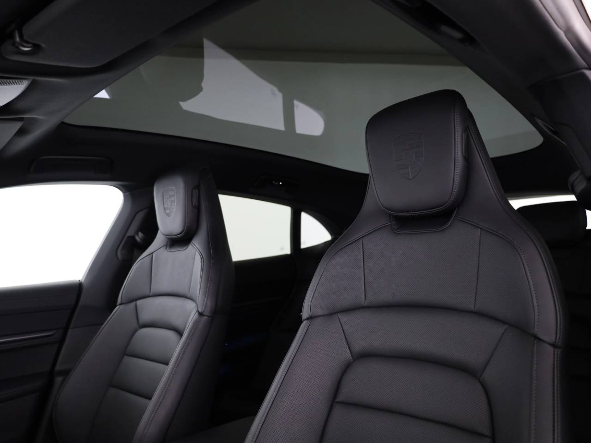 PORSCHE Taycan 4 Cross Turismo-image-16